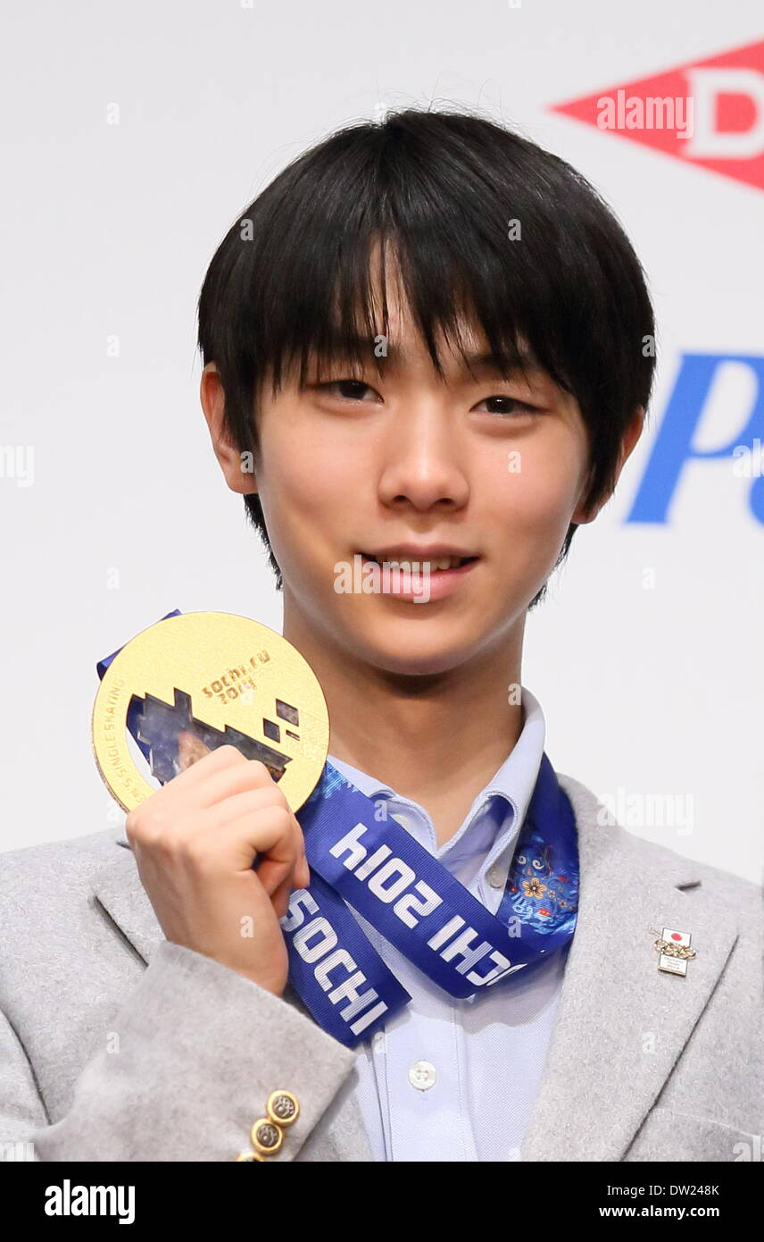 Yuzuru Hanyu (JPN), le 25 février 2014 : Jeux Olympiques de Sotchi du patinage artistique masculin d'or olympique Yuzuru Hanyu pose avec sa médaille pour les photos au cours de la conférence de presse à Tokyo, Japon. © Motoo Naka/AFLO/Alamy Live News Banque D'Images