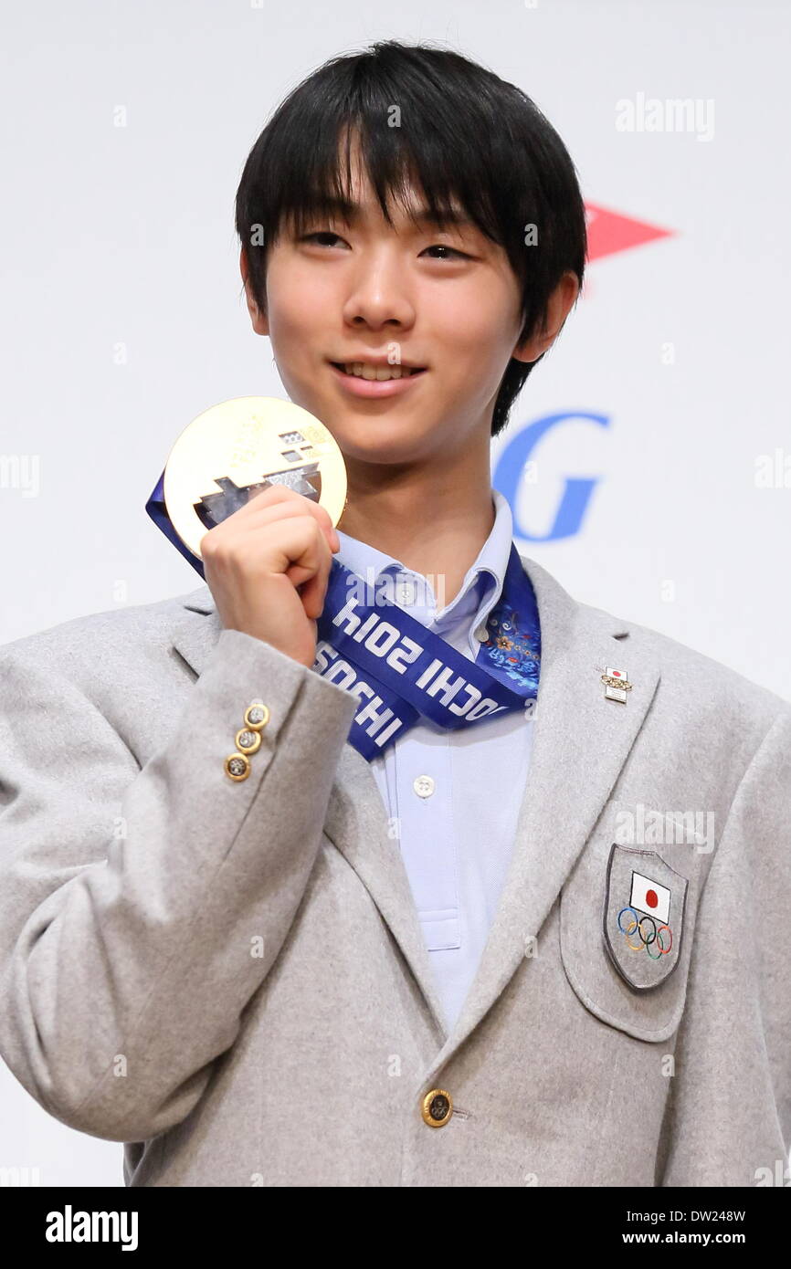 Yuzuru Hanyu (JPN), le 25 février 2014 : Jeux Olympiques de Sotchi du patinage artistique masculin d'or olympique Yuzuru Hanyu pose avec sa médaille pour les photos au cours de la conférence de presse à Tokyo, Japon. © Motoo Naka/AFLO/Alamy Live News Banque D'Images
