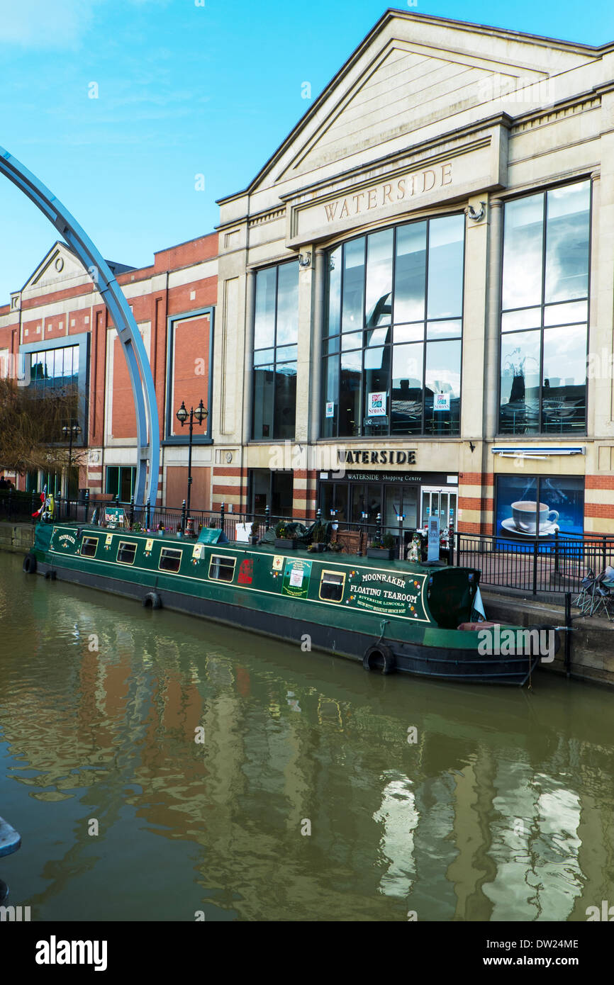 Le centre-ville de Lincoln, Lincolnshire, Angleterre centre commercial Waterside centre sur le fossdyke avec canal barge et émancipation art Banque D'Images