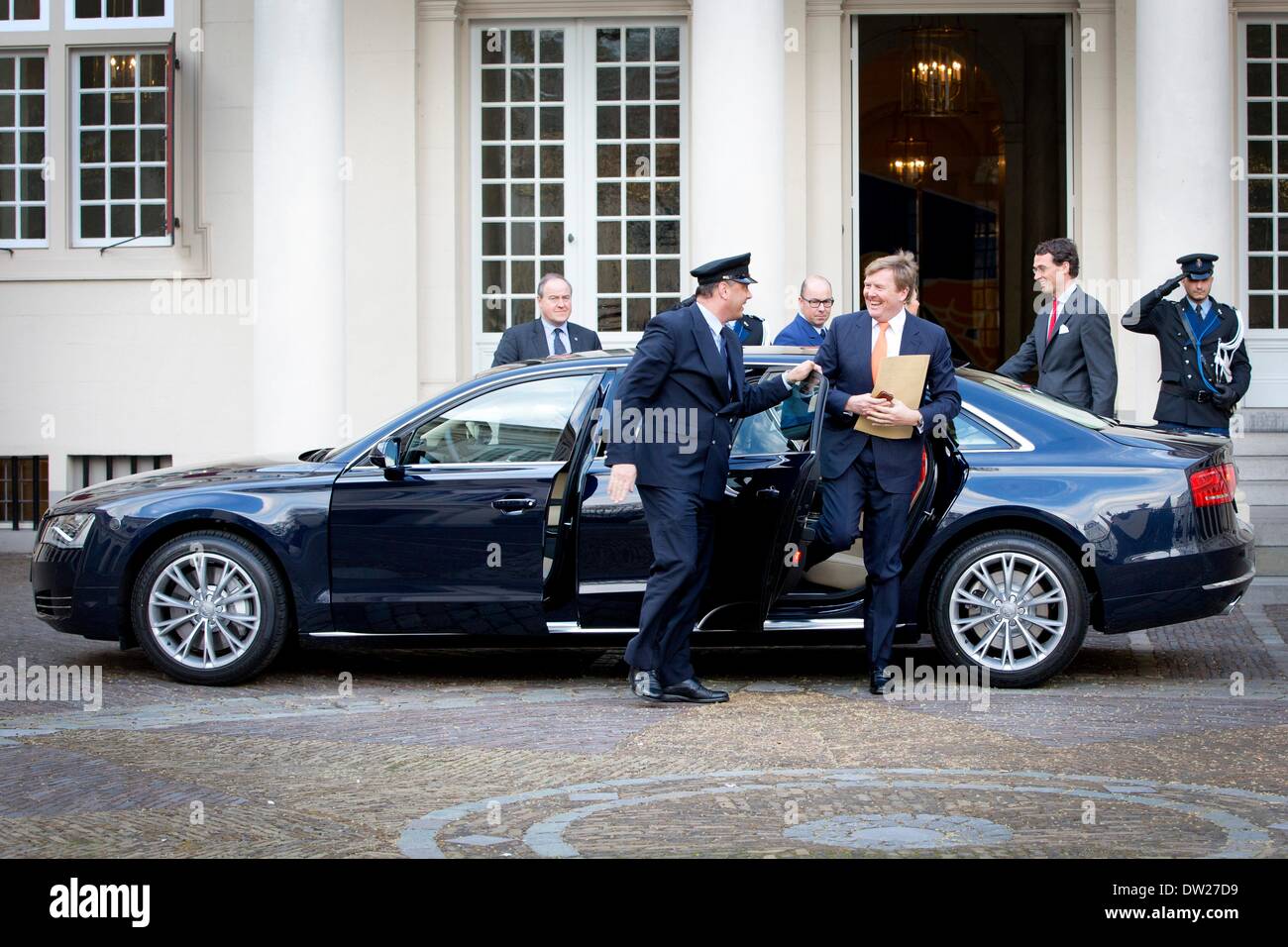 La Haye, aux Pays-Bas. 25 Jan, 2014. Nouvelle voiture royale du roi, Audi  A8, considéré comme le roi Willem-Alexander et Maxima La reine des Pays-Bas  bienvenue les médaillés olympiques au Palais de