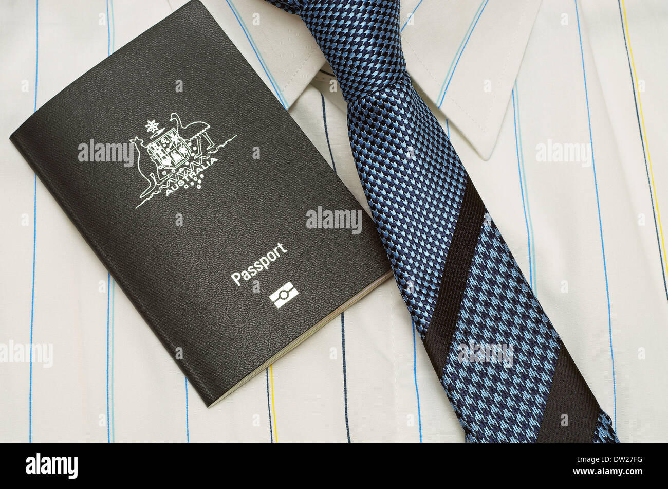 Passeport australien avec chemise et cravate bleue Banque D'Images
