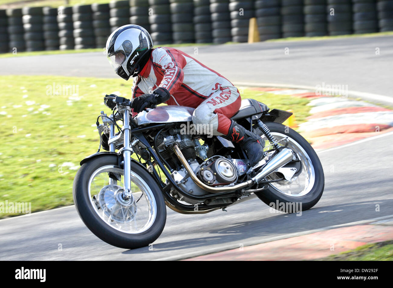 Moto sur la voie, Cadwell Park, Lincolnshire, Royaume-Uni. Banque D'Images