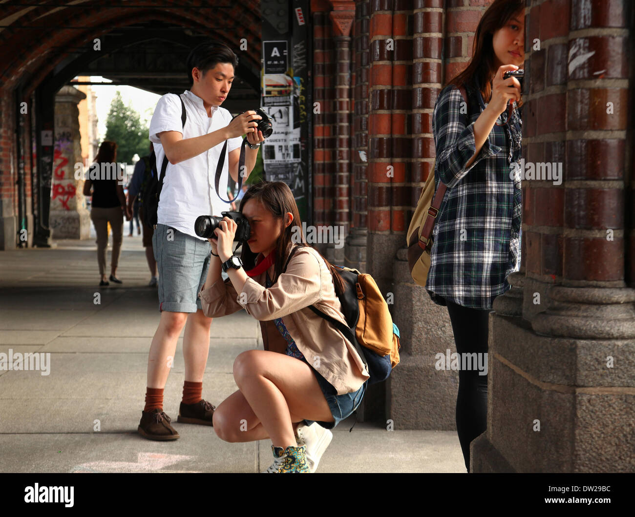 Un groupe de touristes asiatiques prenez des photos sur le pont Oberbaum à Berlin, juin, 11, 2013. De plus en plus de touristes viennent à la capitale allemande chaque année. La photo fait partie d'une série sur le tourisme à Berlin. Photo. Wolfram Steinberg dpa Banque D'Images