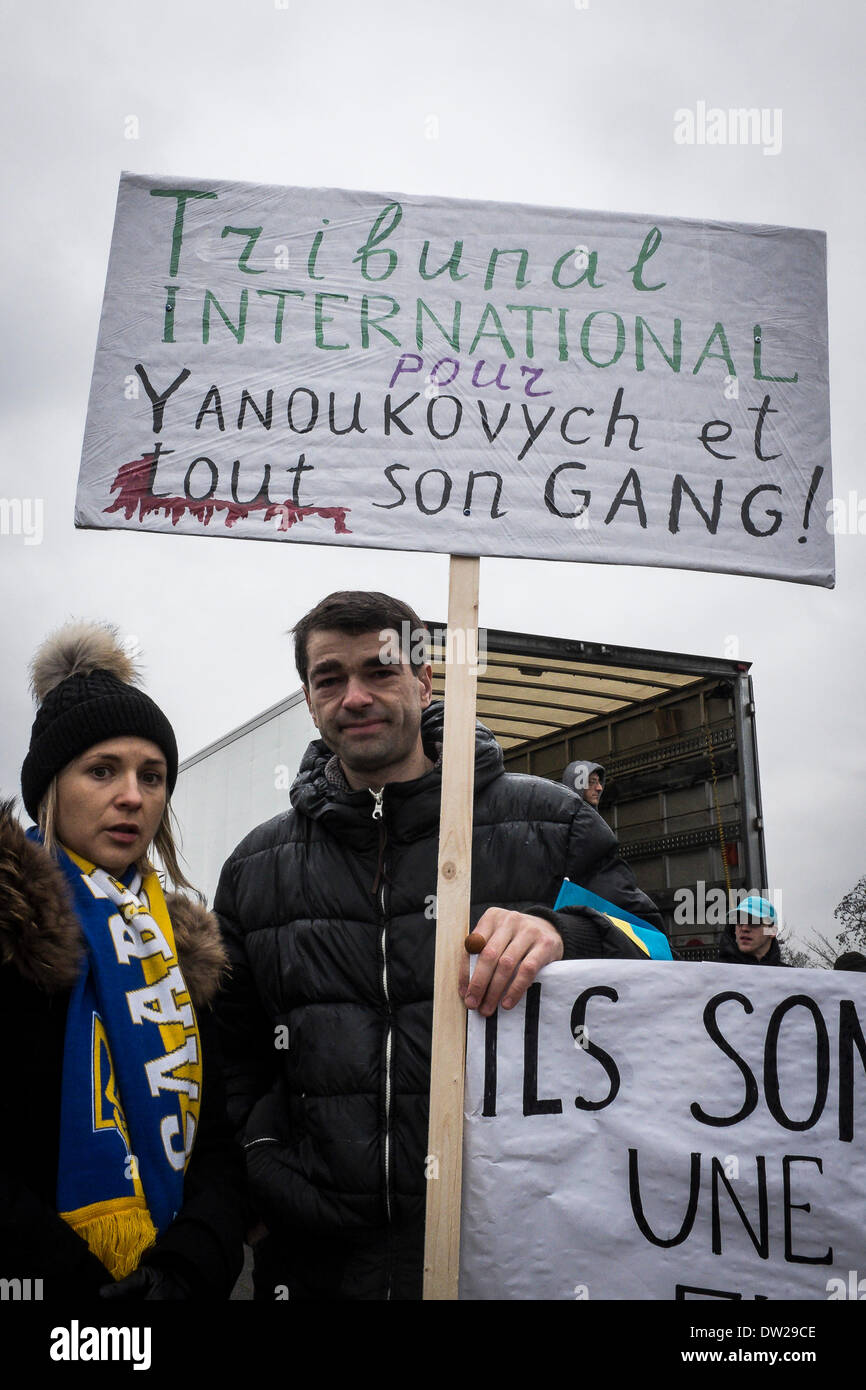 Groupe d'Ukrainiens tenir la manifestation devant le Parlement européen siège à Strasbourg, France le 26.02.2014 Des membres du Parlement européen débat sur la situation en Ukraine et résolution possible. Banque D'Images