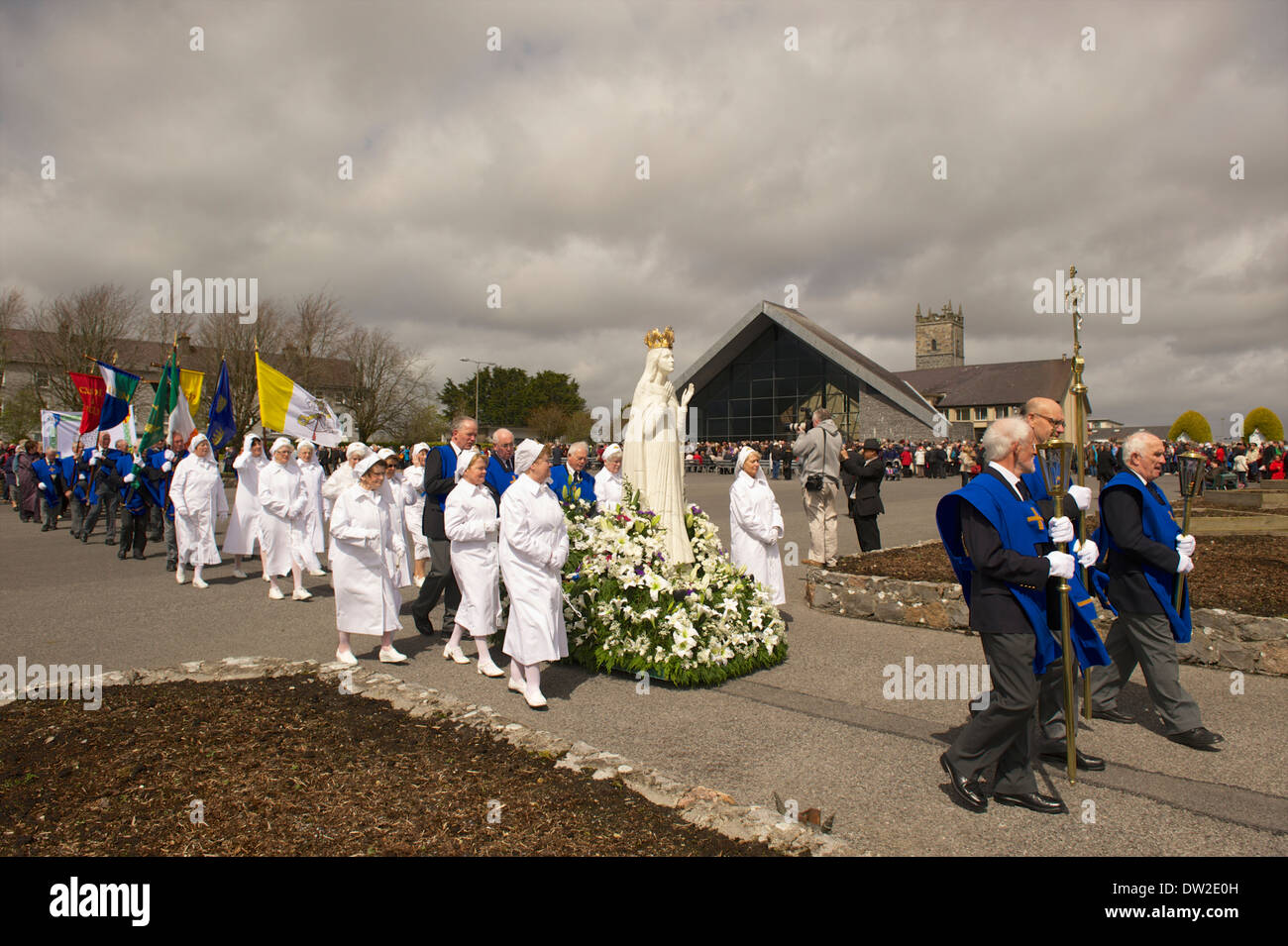 Une procession au cours de la veillée de prière pour les mères et leurs bébés à naître, à Knock Shrine, Comté de Mayo. Banque D'Images
