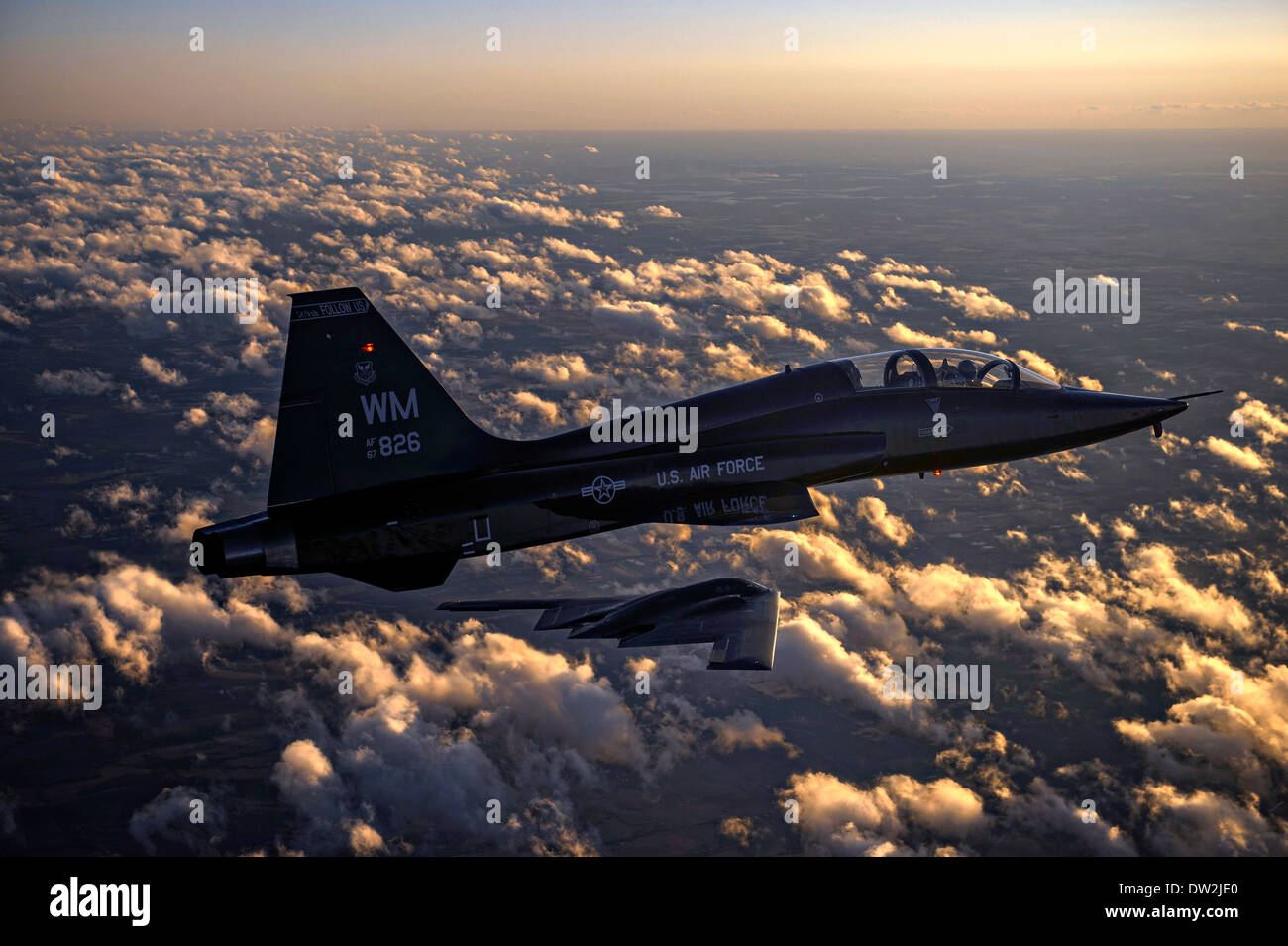 L'US Air Force T-38 Talon escorte un avion bombardier furtif B-2 Spirit of aircraft comme ils volent au-dessus de Whiteman Air Force Base le 20 février 2014 Le bouton Noster, MO. Banque D'Images