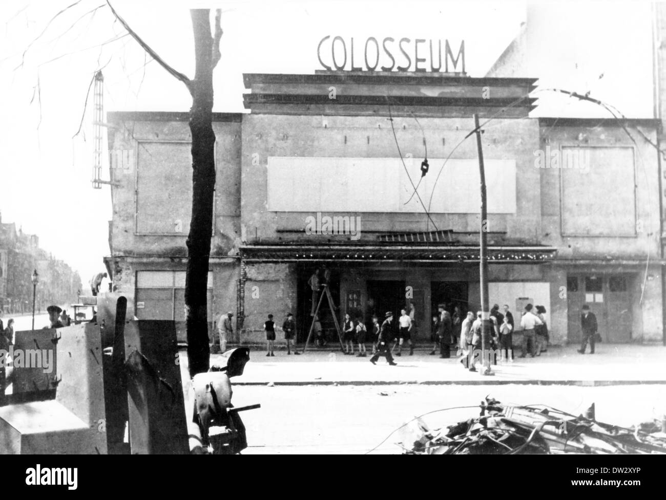 Des personnes effectuent des travaux de réparation sur le cinéma endommagé 'Colosseum' sur Schoenhauser Allee à Berlin, été 1945. Fotoarchiv für Zeitgeschichtee - PAS DE SERVICE DE FIL Banque D'Images