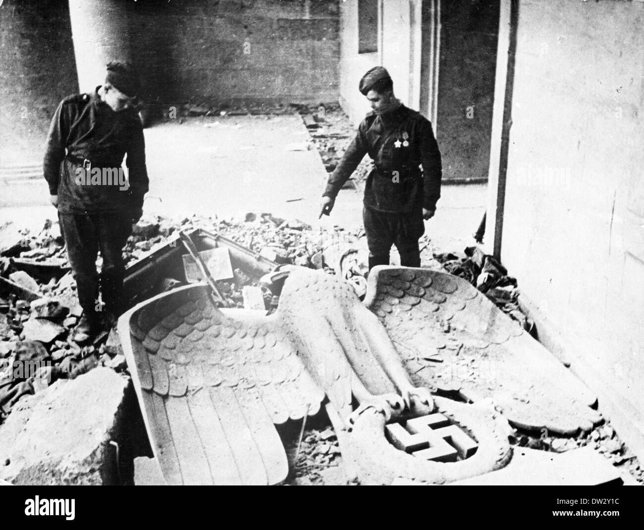 Fin de la guerre à Berlin 1945 - les soldats soviétiques se tiennent à côté d'une sculpture de Reichsadler avec la svastika. Fotoarchiv für Zeitgeschichte - PAS DE SERVICE DE FIL Banque D'Images