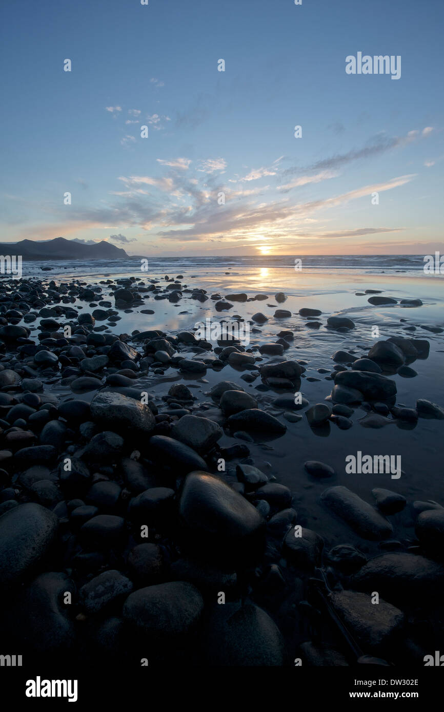 Coucher du soleil à Aberdesach Beach, au nord du Pays de Galles, Royaume-Uni. Banque D'Images