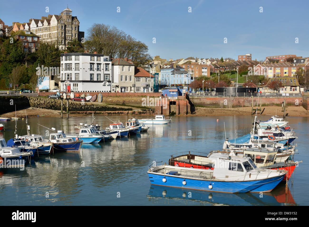 Port avec bateaux de pêche à Folkestone, dans le Kent. L'Angleterre. Banque D'Images