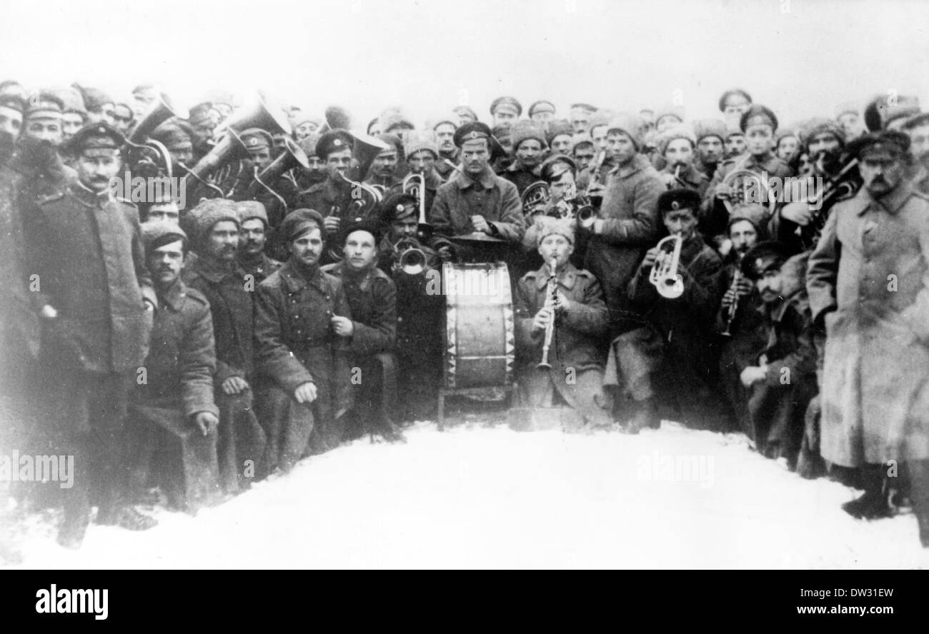 Les soldats allemands et russes célèbrent après l'entrée en vigueur du cessez-le-feu le 15 décembre 1917 le long du front oriental - voici le 25th Régiment sibérien à Daugavpils, en Lettonie. Les négociations de paix se sont terminées par le Traité de Brest-Litovsk le 03 mars 1918 et l'Union soviétique a quitté la guerre. Fotoarchiv für Zeitgeschichte - PAS DE SERVICE DE FIL Banque D'Images