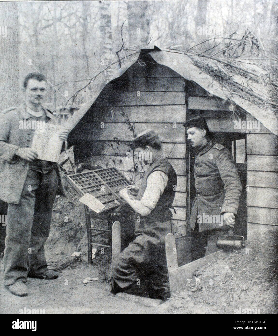 La photo prise du Berliner Illystrirten Zeitung (Berlin Illustrated Newspaper) de 1915 montre des soldats allemands imprimer un journal, lieu inconnu. La légende originale est « faire un journal de soldat dans la forêt d'Argonne. Travailler à la casse de la lettre.' Fotoarchiv für Zeitgeschichtee - PAS DE SERVICE DE FIL Banque D'Images