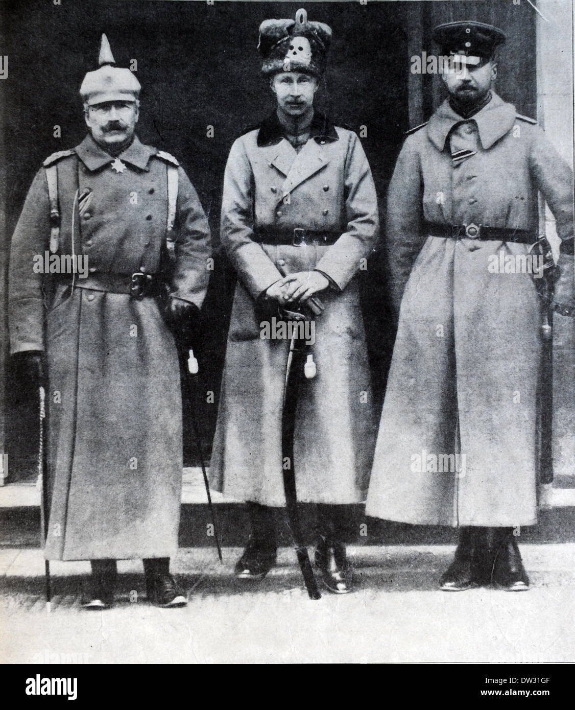 La photo prise à partir de la couverture de Berliner Illustrirten Zeitung (Berlin illustré journal) de 1915 montre l'allemand Kaiser Wilhelm II (L-R) avec ses fils Prince héritier Guillaume de Prusse et Prince Oskar de Prusse, date inconnue. Le prince héritier porte un chapeau de fourrure de ce que l'on appelle les 'Skull Hussars' (1. Leib-Husaren-Regiment Nr. 1). La légende originale se lit comme suit : « le Kaiser visite le siège du prince héritier ». Fotoarchiv für Zeitgeschichtee - PAS DE SERVICE DE FIL Banque D'Images