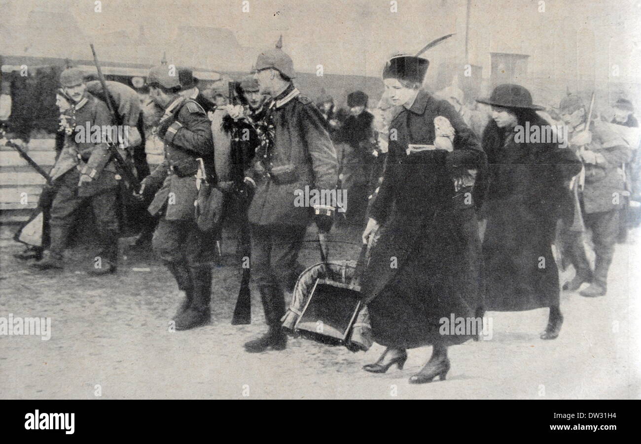 La photo prise de la Berliner Zeitung (Illustrirten Berlin illustré journal) de 1915 montre l'arrivée de réservistes pour reconstituer l'avant. La légende originale se lit comme suit : "des troupes fraîches à l'avant : départ de troupes de réserve à partir d'une gare de Berlin." Photo : Berlin Verlag / Archive - PAS DE SERVICE DE FIL Banque D'Images