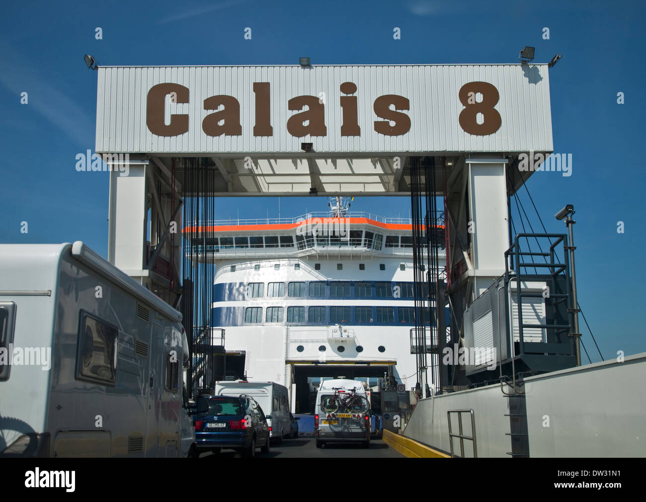 Vue depuis la rampe d'embarquement sur P & O Ferries Spirit of Britain, Port de Calais, France Banque D'Images