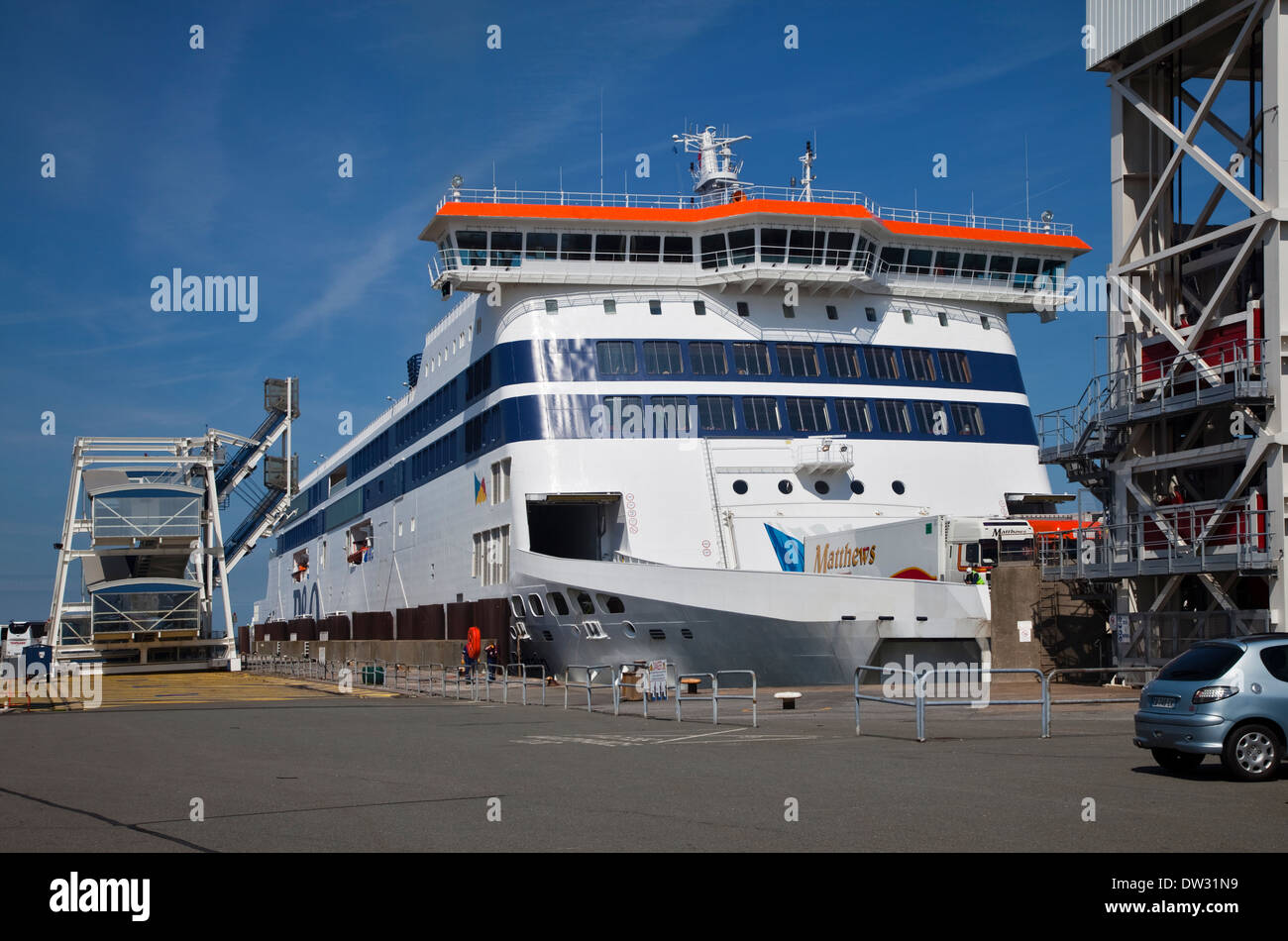P&O Esprit de la Grande-Bretagne aux côtés de car-ferry au port de Calais, France Banque D'Images