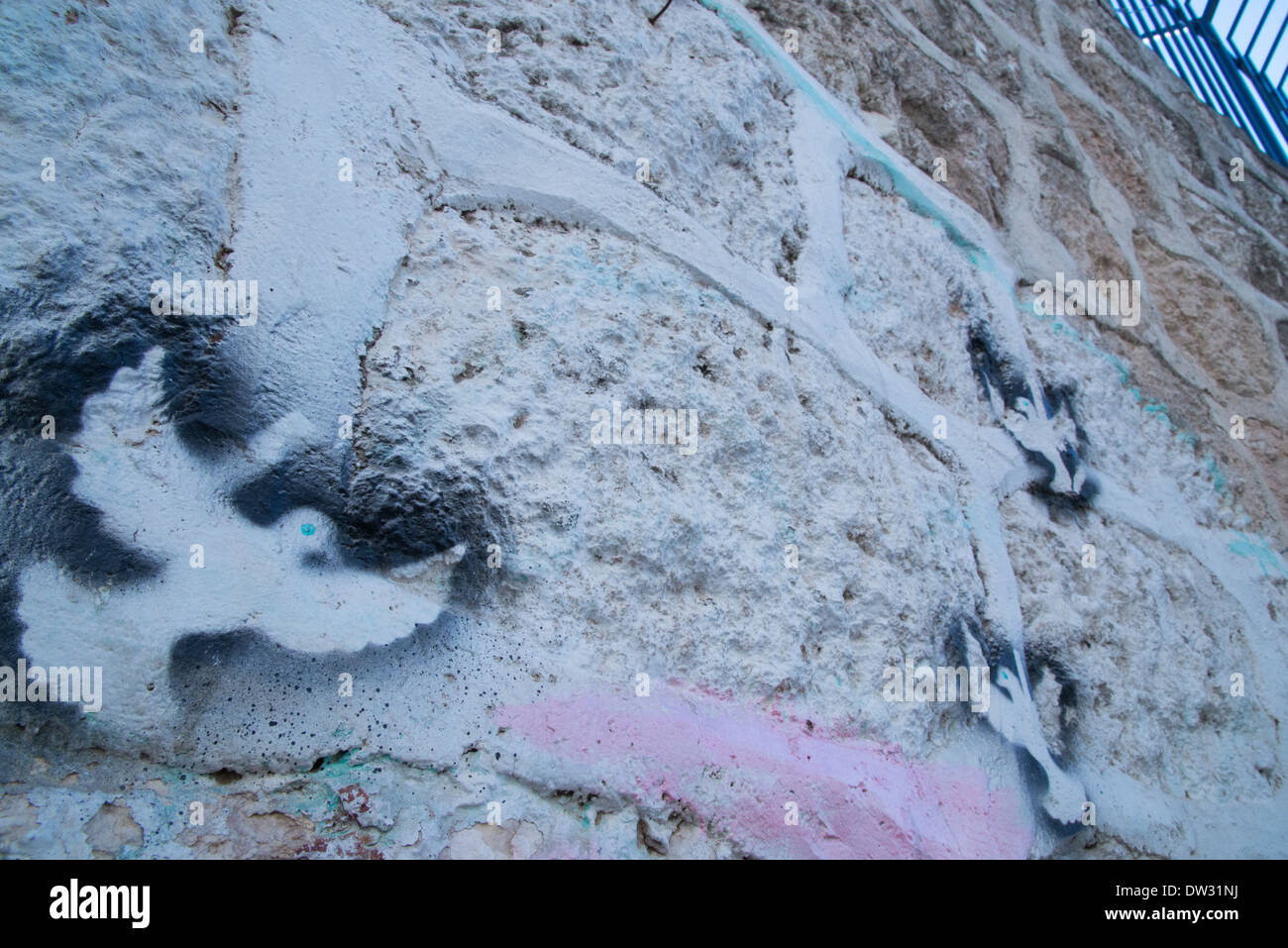 Colombes dessiné sur un mur. Un Tur. Jérusalem. Israël. Banque D'Images