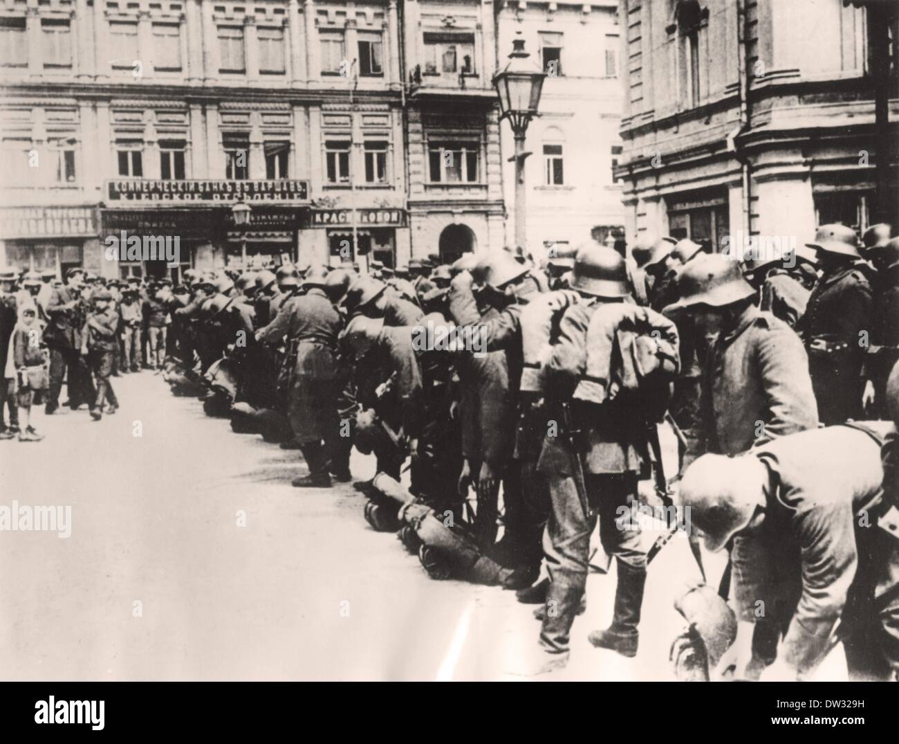 Les troupes allemandes se tiennent dans une rue à Kiev, en août 1918. Fotoarchiv für Zeitgeschichte - PAS DE SERVICE DE FIL Banque D'Images