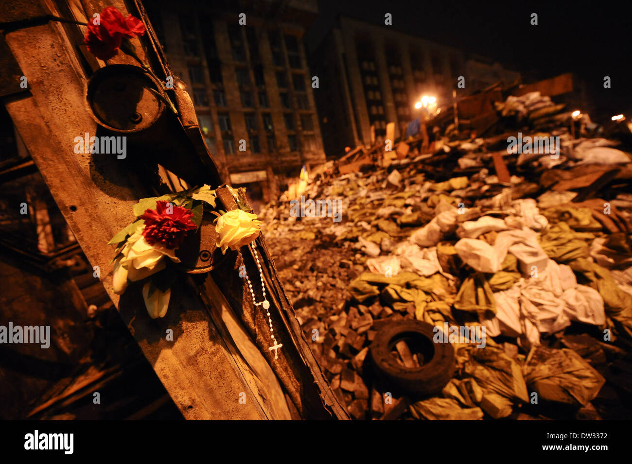 (140226) -- KIEV, 26 février 2014 (Xinhua) -- les fleurs et l'ornement de cross sont vus sur une barricade sur la place de l'Indépendance à Kiev, capitale de l'Ukraine, le 24 février 2014. (Xinhua/Dai Tianfang) Banque D'Images