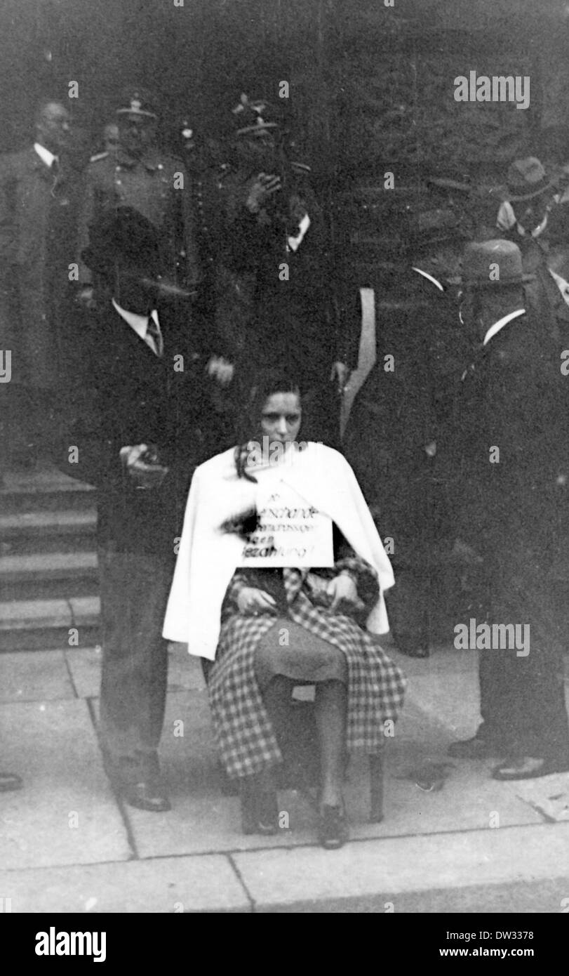 Les cheveux d'une femme sont rasés en public car elle est accusée d'avoir violé les lois de Nuremberg (1935, également appelées « lois raciales de Nuremberg » ou « lois aryennes »), dans une rue de Dresde, date inconnue. Fotoarchiv für Zeitgeschichtee / PAS DE SERVICE DE FIL Banque D'Images