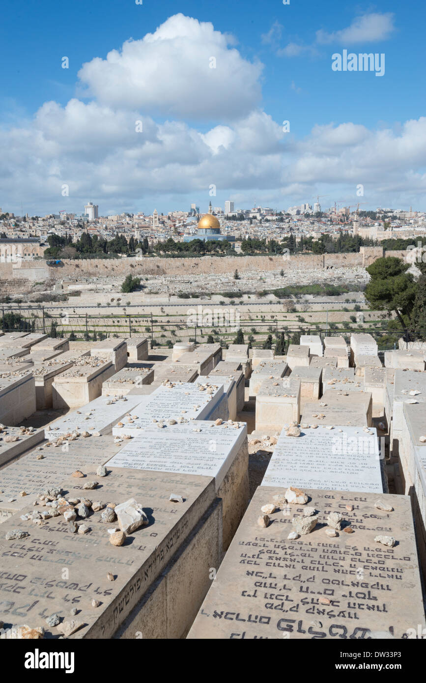 Vue panoramique sur la vieille ville de Jérusalem depuis le mont des Oliviers cimetière juif. Jérusalem. Israël. Banque D'Images