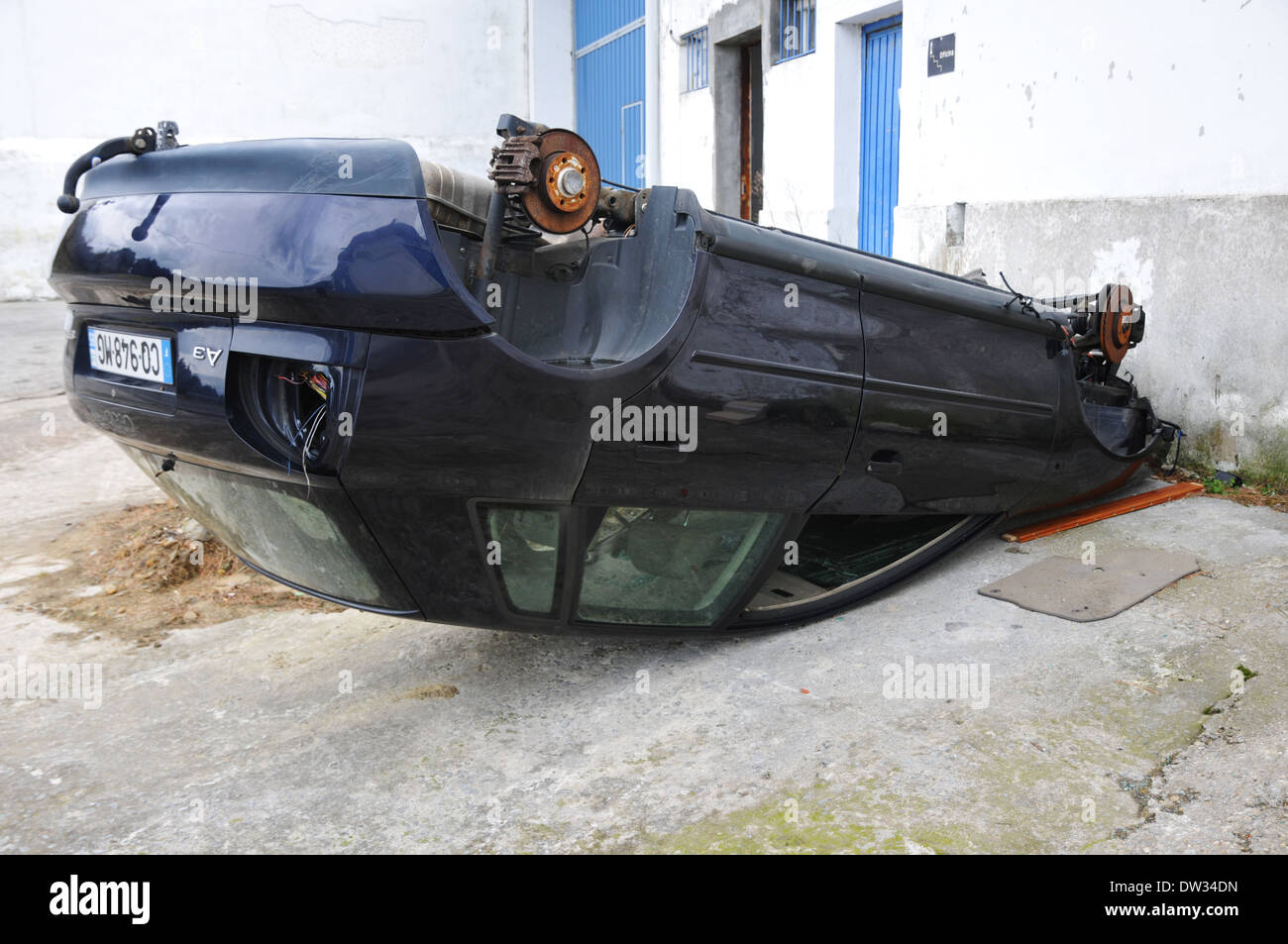 Voiture accidentée sur son toit Banque D'Images