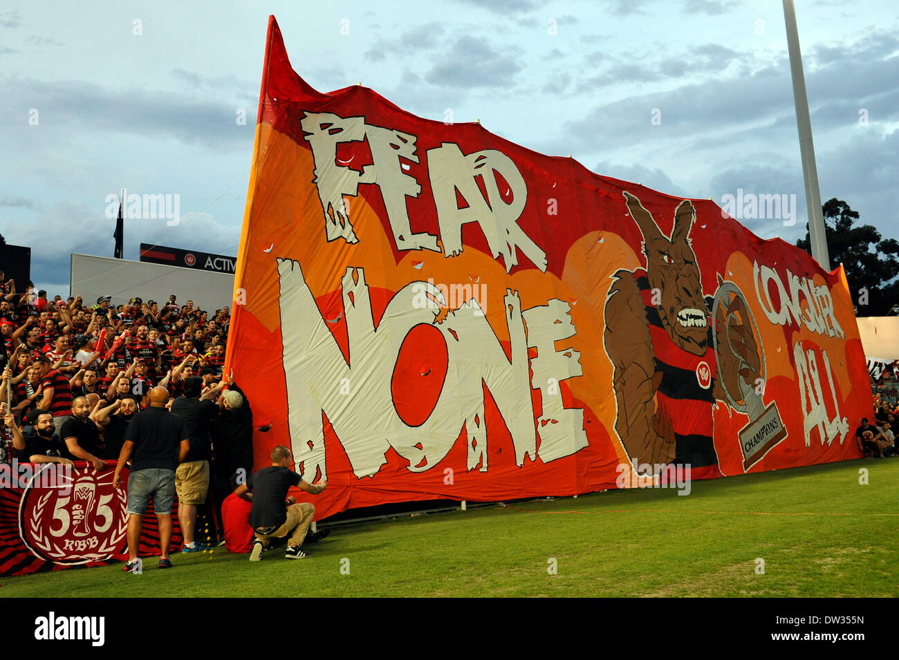 Sydney, Australie. Feb 26, 2014. Wanderers fans avant le match de Ligue des Champions entre l'ouest de Sydney Wanderers FC et FC Ulsan Hyundai de Corée du Pirtek, Parramatta Stadium. Ulsan a gagné 3-1. Credit : Action Plus Sport/Alamy Live News Banque D'Images