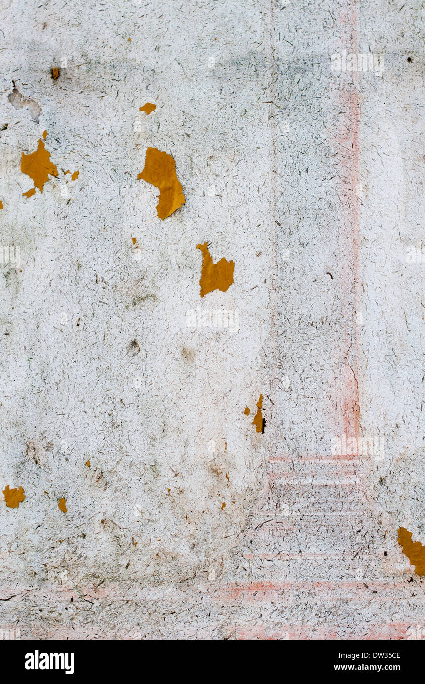 Partie du vieux mur blanc avec colonne antique Banque D'Images