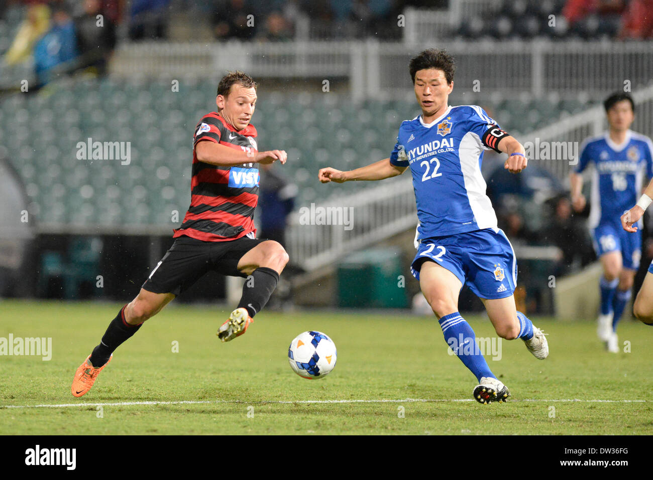 Sydney, Australie. Feb 26, 2014. Brendon Santalab Wanderers en avant et Ulsan defender Kim Chi Gon en action au cours de l'AFC Champions League match entre Western Sydney Wanderers FC et FC Ulsan Hyundai de Corée du Pirtek, Parramatta Stadium. Ulsan a gagné 3-1. Credit : Action Plus Sport/Alamy Live News Banque D'Images