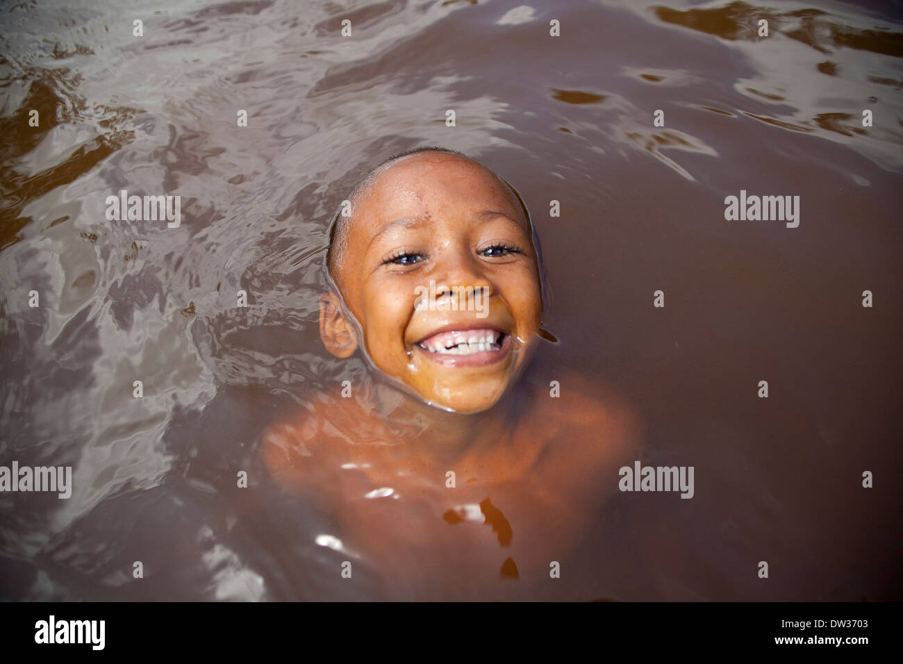 Les enfants jouer et s'amuser dans la rivière à Sao Raimundo Quilombo en Alcantara, l'état de Maranhao, au nord-est du Brésil. Banque D'Images