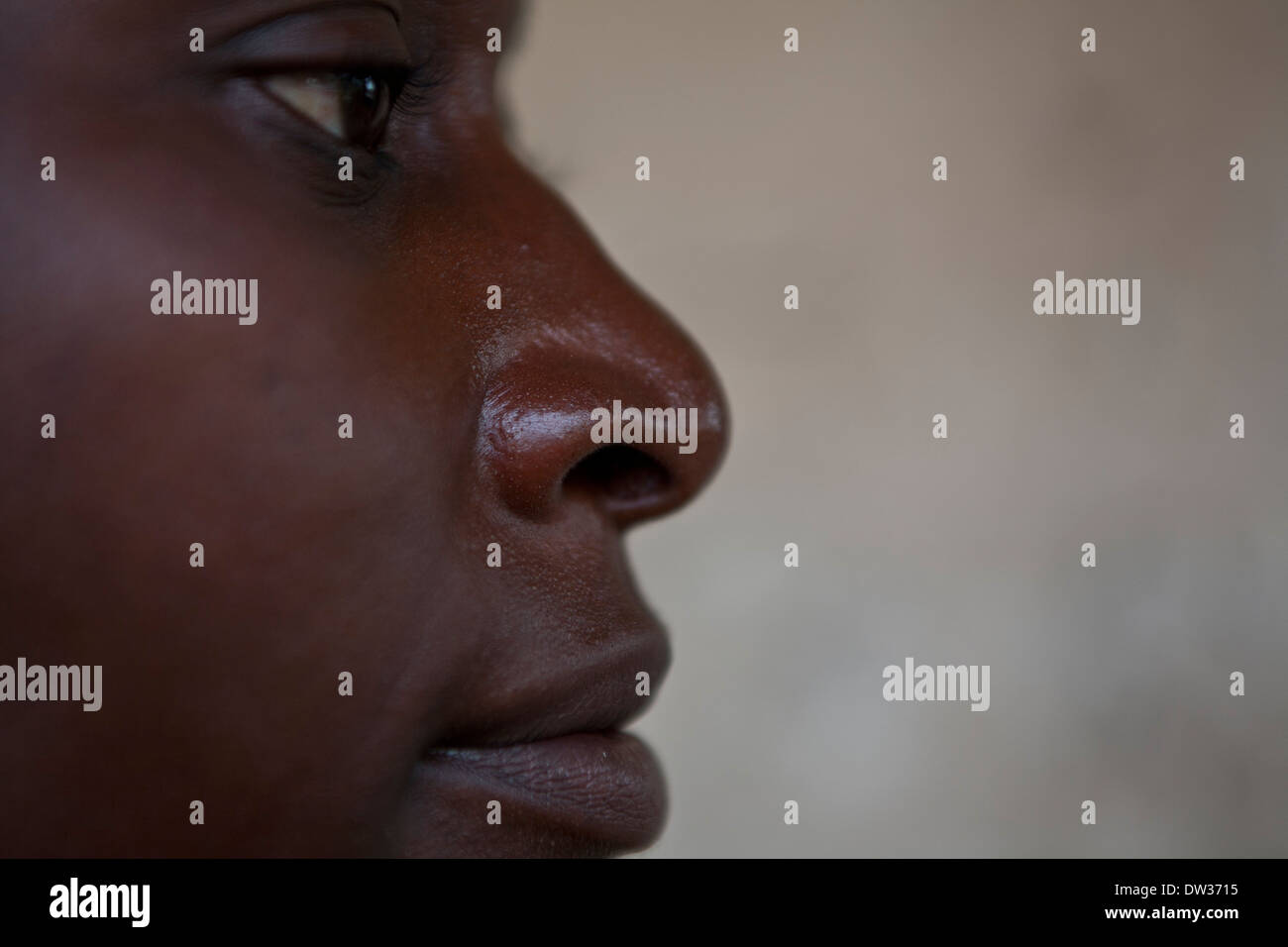 Portrait de profil de jeune adulte femme noire, le Brésil. Banque D'Images
