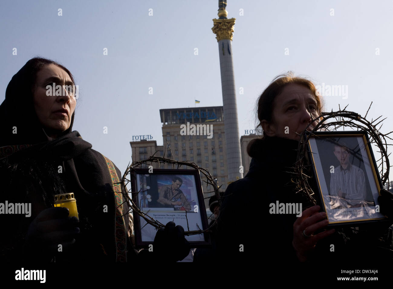 Kiev, Ukraine. 26 février 2014. Les familles des victimes de la violence récente dans la région de Kiev, mars à l'Euromaidan camp pour une cérémonie en hommage aux victimes. Crédit : Jay/Shaw-Baker Alamy Live News Banque D'Images