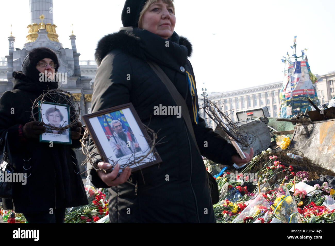 Kiev, Ukraine. 26 février 2014. Les familles des victimes de la violence récente dans la région de Kiev, mars à l'Euromaidan camp pour une cérémonie en hommage aux victimes. Crédit : Jay/Shaw-Baker Alamy Live News Banque D'Images