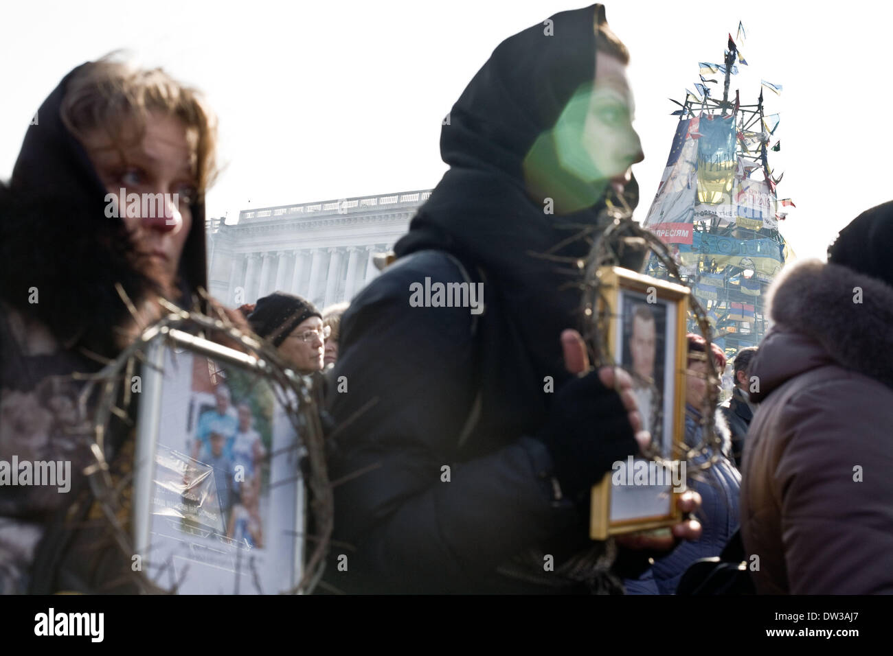 Kiev, Ukraine. 26 février 2014. Les familles des victimes de la violence récente dans la région de Kiev, mars à l'Euromaidan camp pour une cérémonie en hommage aux victimes. Crédit : Jay/Shaw-Baker Alamy Live News Banque D'Images