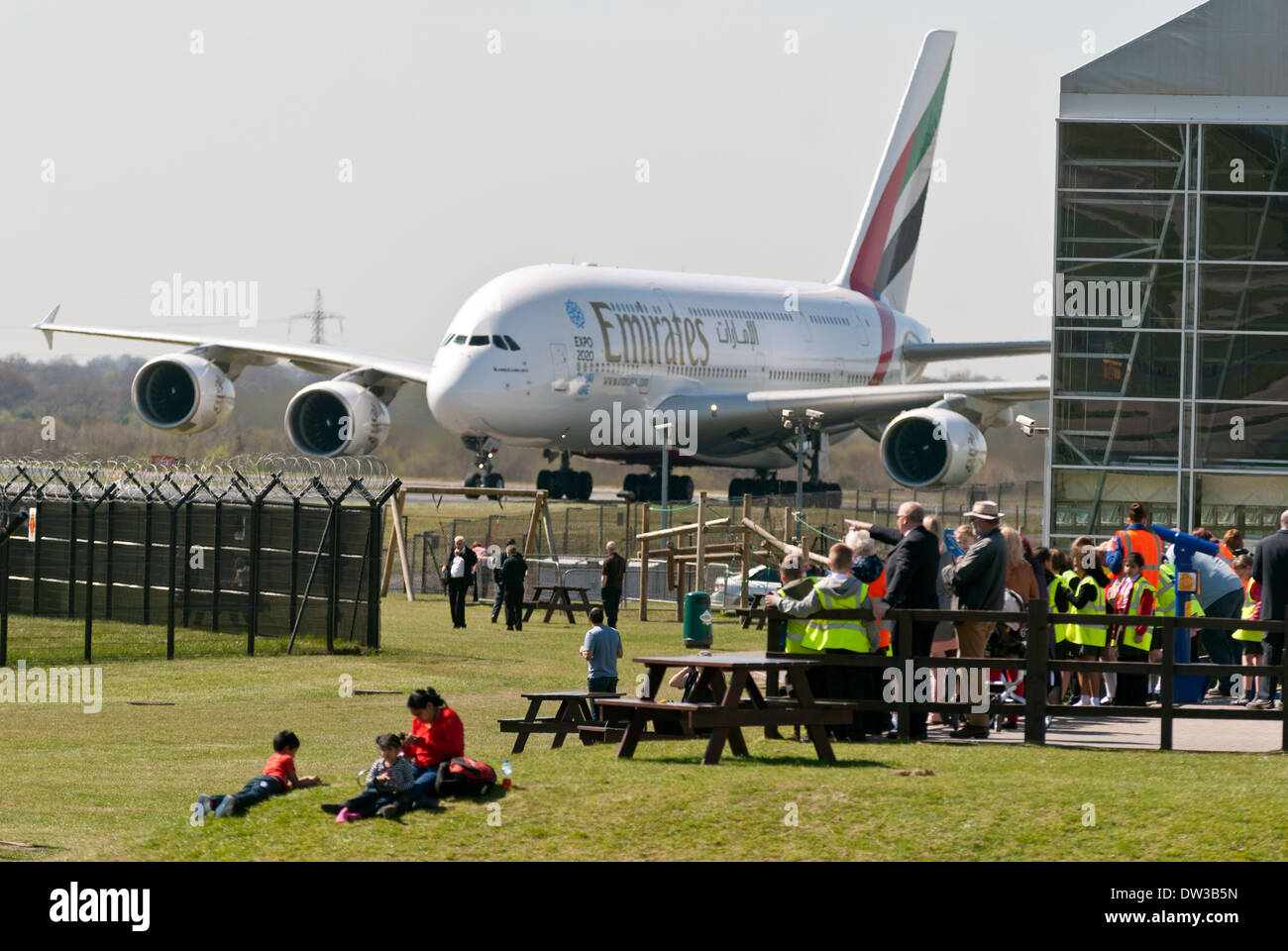 Airbus A380 Emirates Concorde passé roulage hanger à l'aéroport de Manchester avec les enfants des écoles sur l'observation. Banque D'Images