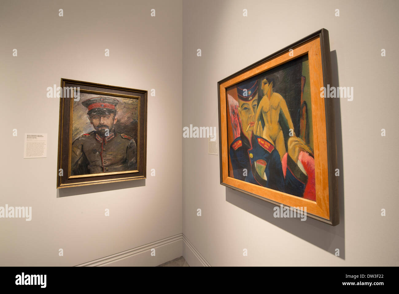 National Portrait Gallery, Londres, Royaume-Uni. 26 février 2014. Appuyez sur Afficher. Saison printemps 2014 parrainé par Herbert Smith Freehills, premier salon national de la Première Guerre mondiale, les commémorations du centenaire. L'exécution du 27 février au 15 juin 2014, dans l'affichage de la Première Guerre mondiale par l'image des nombreuses personnes impliquées, l'exposition examine les rôles radicalement différentes, d'expériences et, finalement, destinées de ceux pris dans le conflit. Gauche : Portrait d'Makabäus Hermann frappé par Lovis Corinth, 1915 © Städtische Galerie im Lenbachhaus und Kunstbau, Munich ; à droite : (Sel © Malcolm Park e Banque D'Images