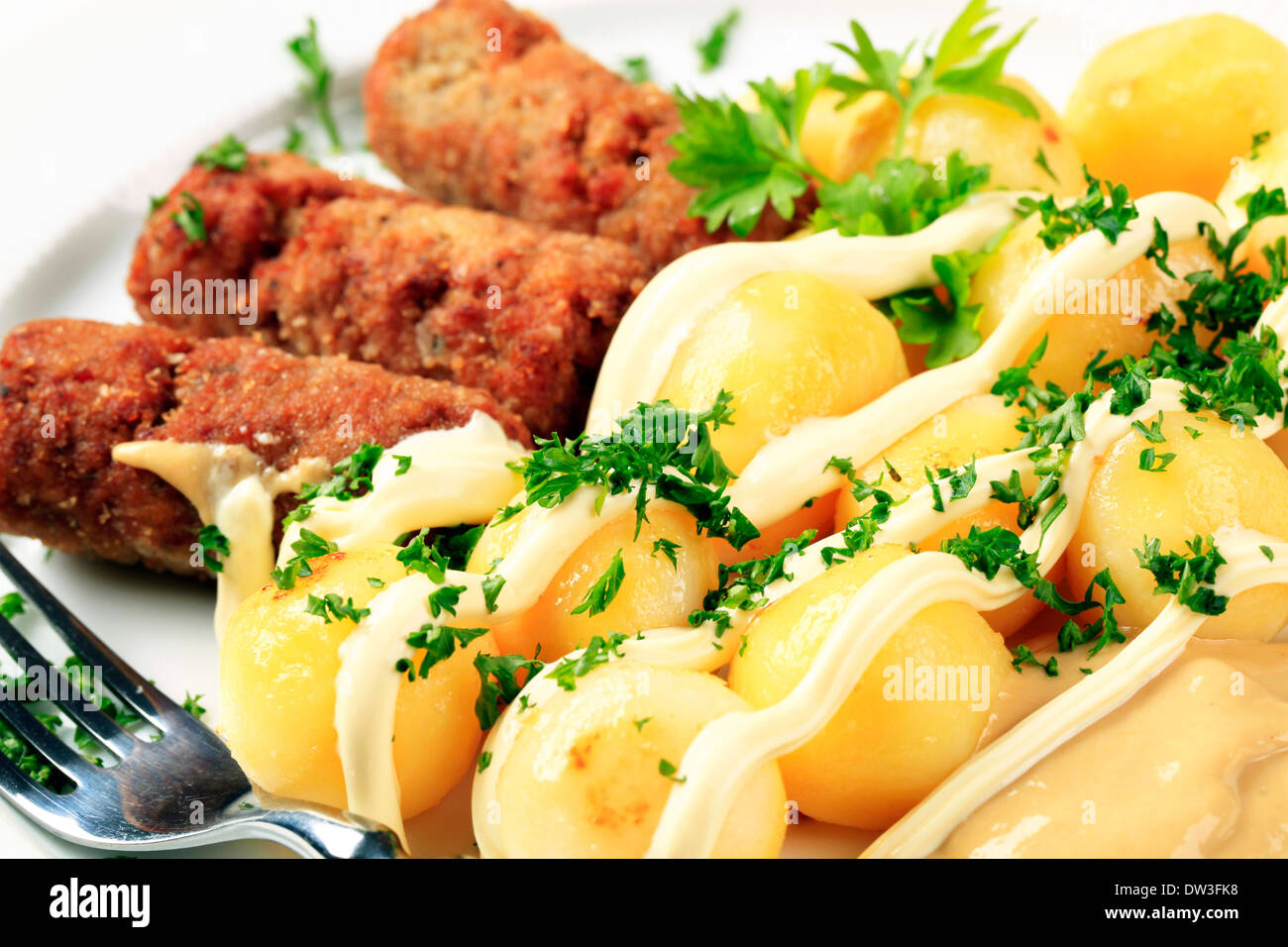 Cevapcici avec pommes de terre, la mayonnaise et la moutarde Banque D'Images