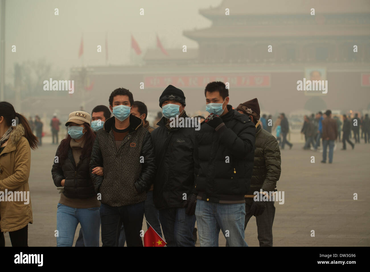 Les touristes chinois portent des masques à la place Tiananmen à Pékin le 26 février 2014. La pollution atmosphérique a enveloppé certaines parties de la Chine du Nord-Est depuis vendredi dernier, les résidents de quitter l'étouffement sur les niveaux de smog dangereux. Credit : Lou Linwei/Alamy Live News Banque D'Images
