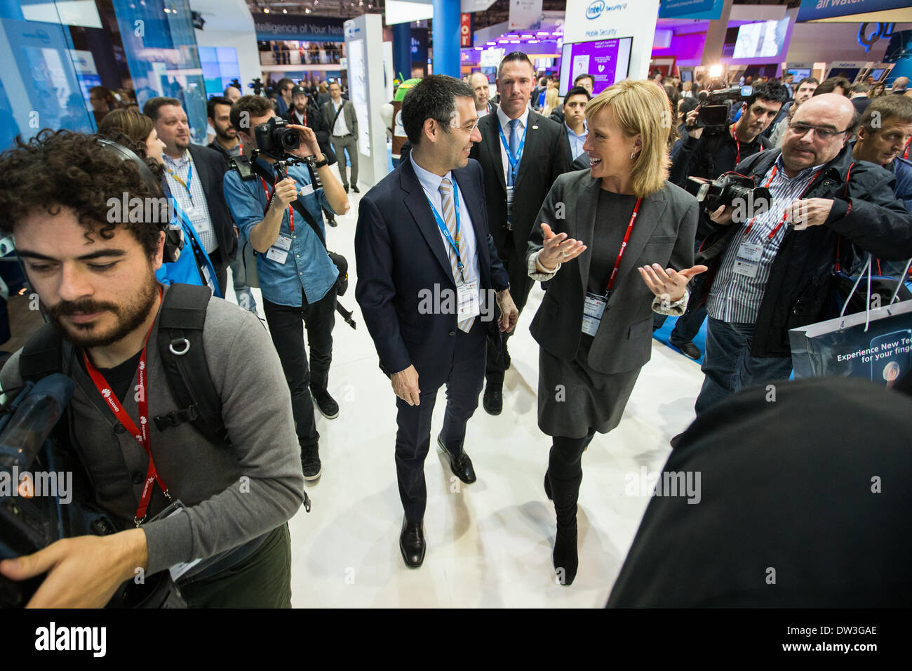 Barcelone, Espagne. 26 février 2014. Président FC Barcelone Josep Maria Bartomeu visite le stand Intel avec Didac Lee (FCB) et Courtnee Wesendorf (Intel) au Mobile World Congress 2014 : Crédit Parga Allemand/Alamy Live News Banque D'Images