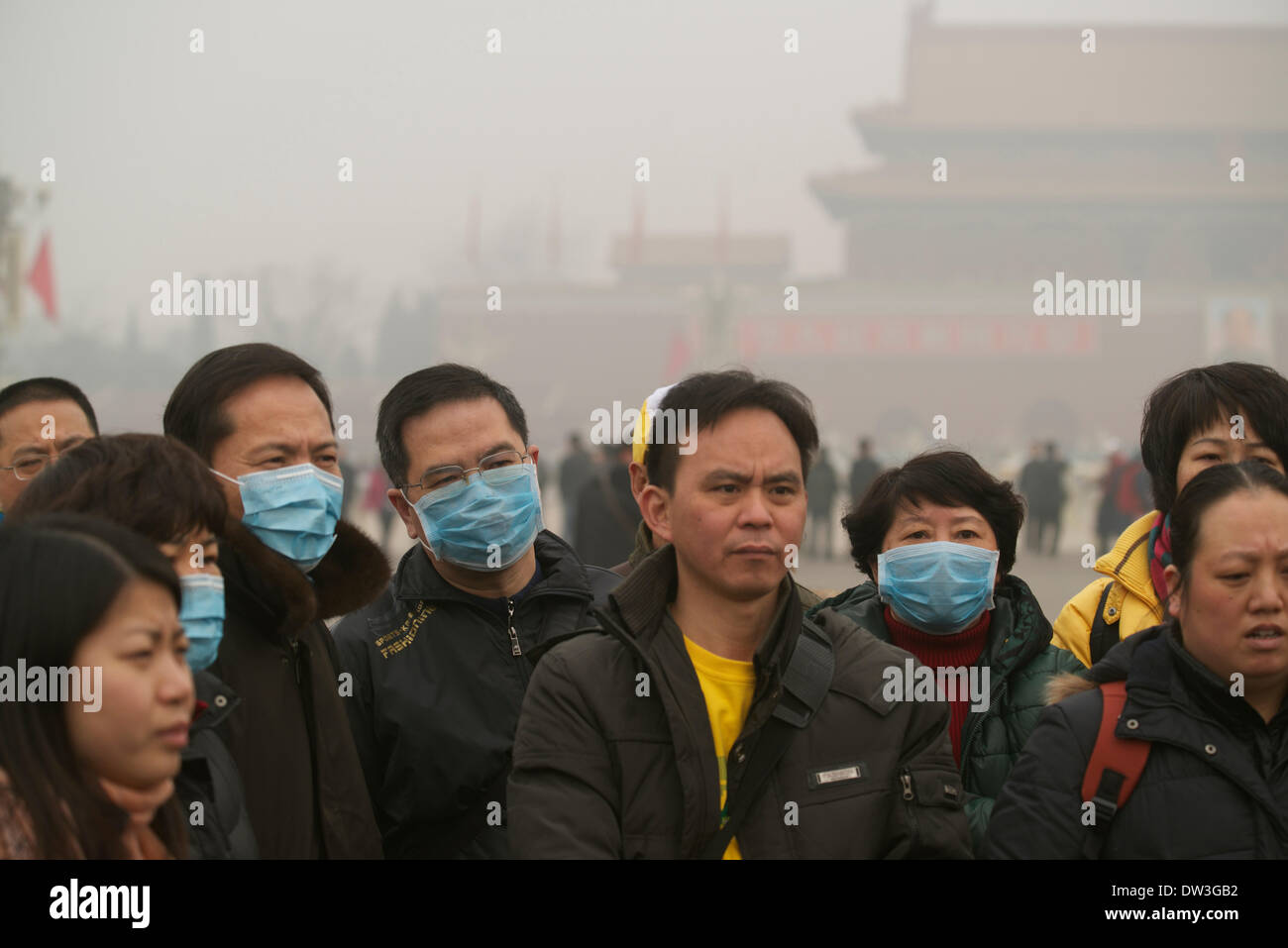 Les touristes portent des masques à la place Tiananmen à Pékin le 26 février 2014. La pollution atmosphérique a enveloppé certaines parties de la Chine du Nord-Est depuis vendredi dernier, les résidents de quitter l'étouffement sur les niveaux de smog dangereux. Credit : Lou Linwei/Alamy Live News Banque D'Images