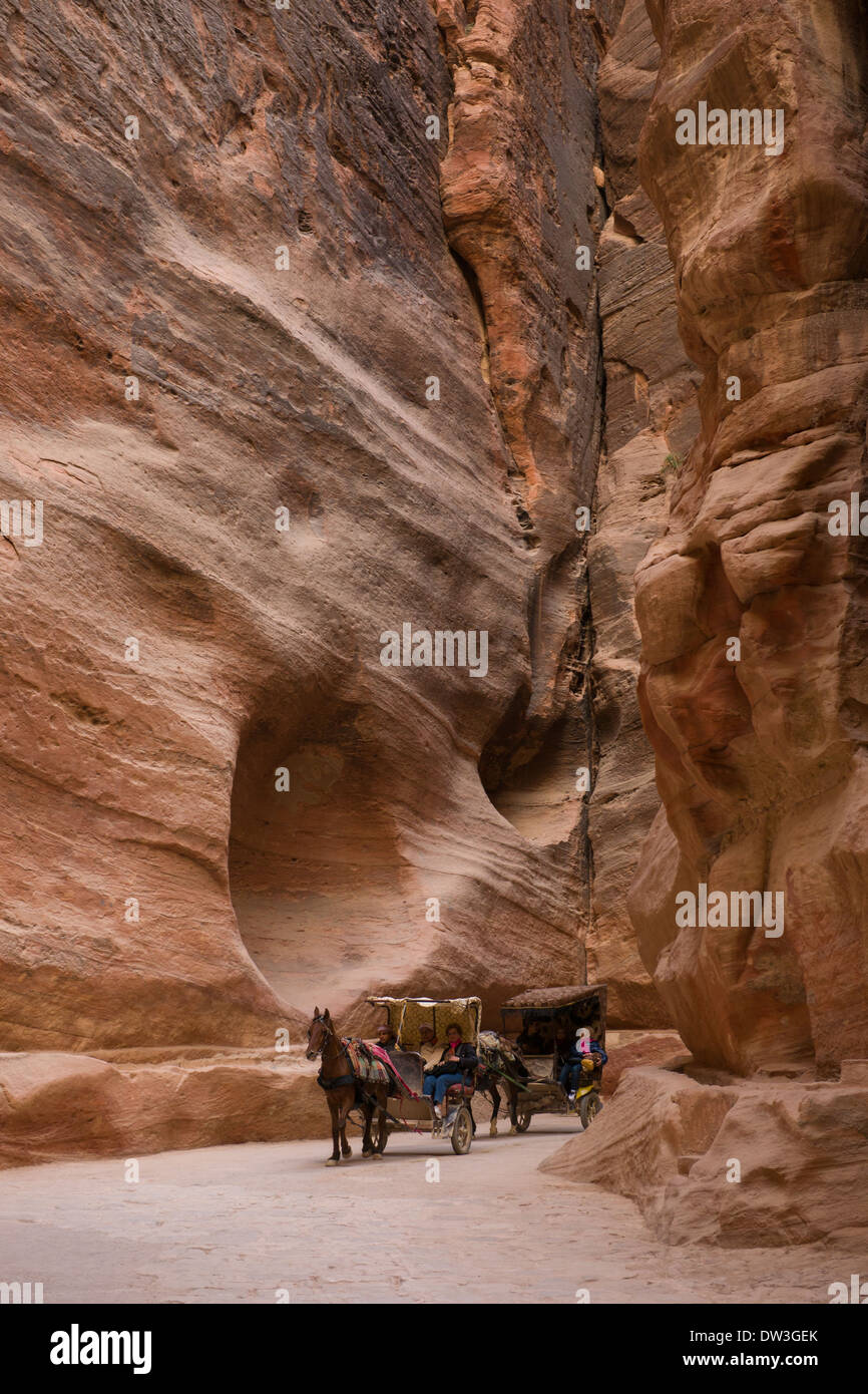 Voitures à cheval en passant par le siq, Petra, Jordanie Banque D'Images