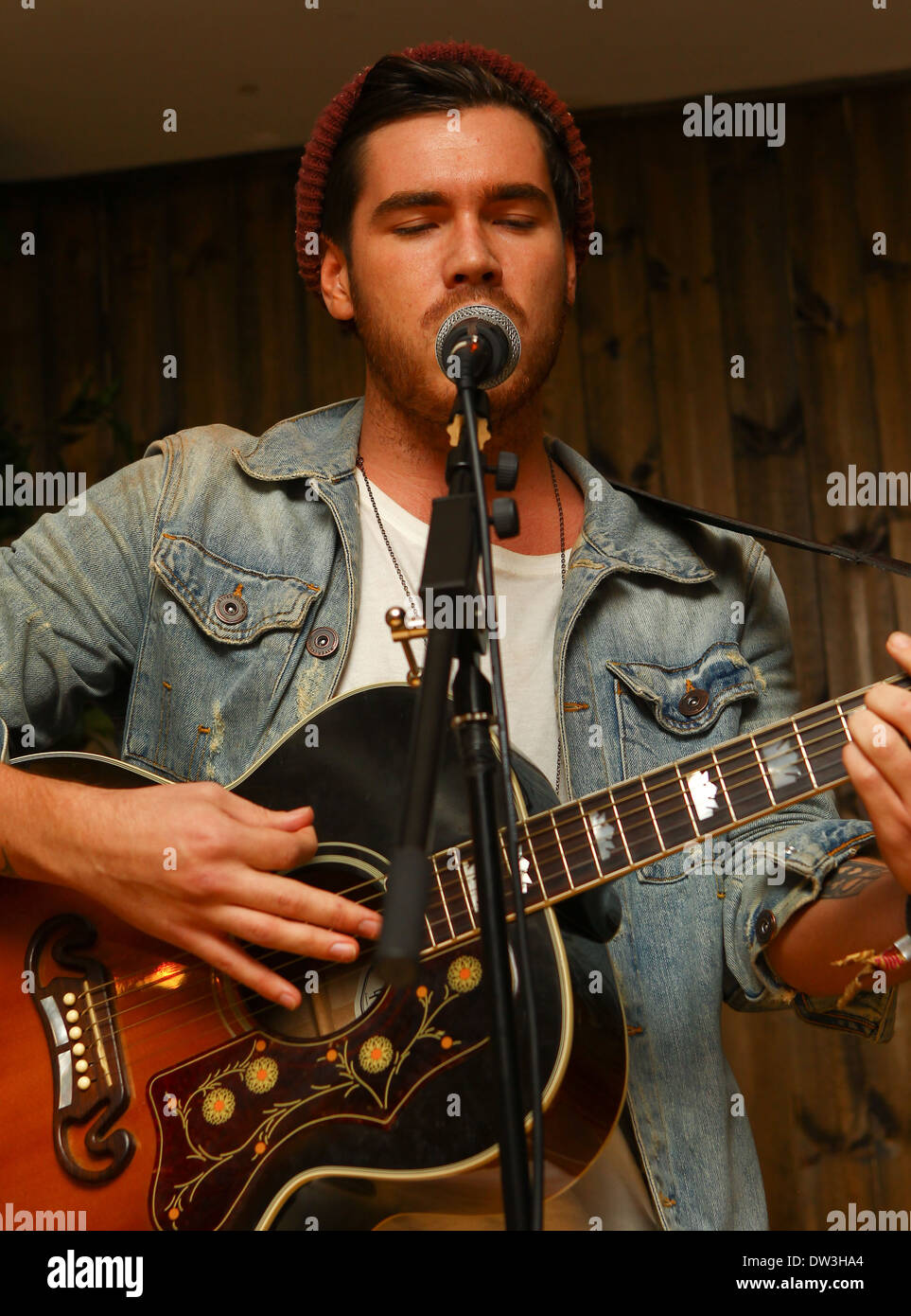 Adam Burridge 'X Factor' Adam Générique Burridge joue un petit concert intime au coin boutique Bar à Shoreditch. Il a été appuyé par d'autres compétiteurs Rylan Clark, qui lui présente, et par James Arthur qui a fait une chanson avec lui. Londres, Angleterre - 03.10.1 Banque D'Images