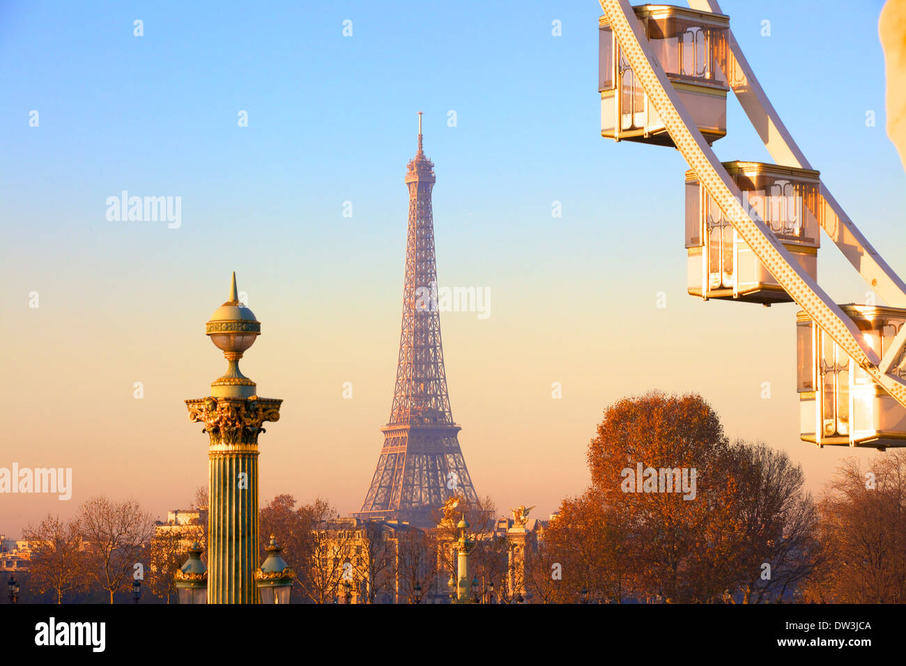 Tour Eiffel à partir de la Place de La Concorde avec grande roue en premier plan, Paris, France, l'Europe de l'Ouest. Banque D'Images