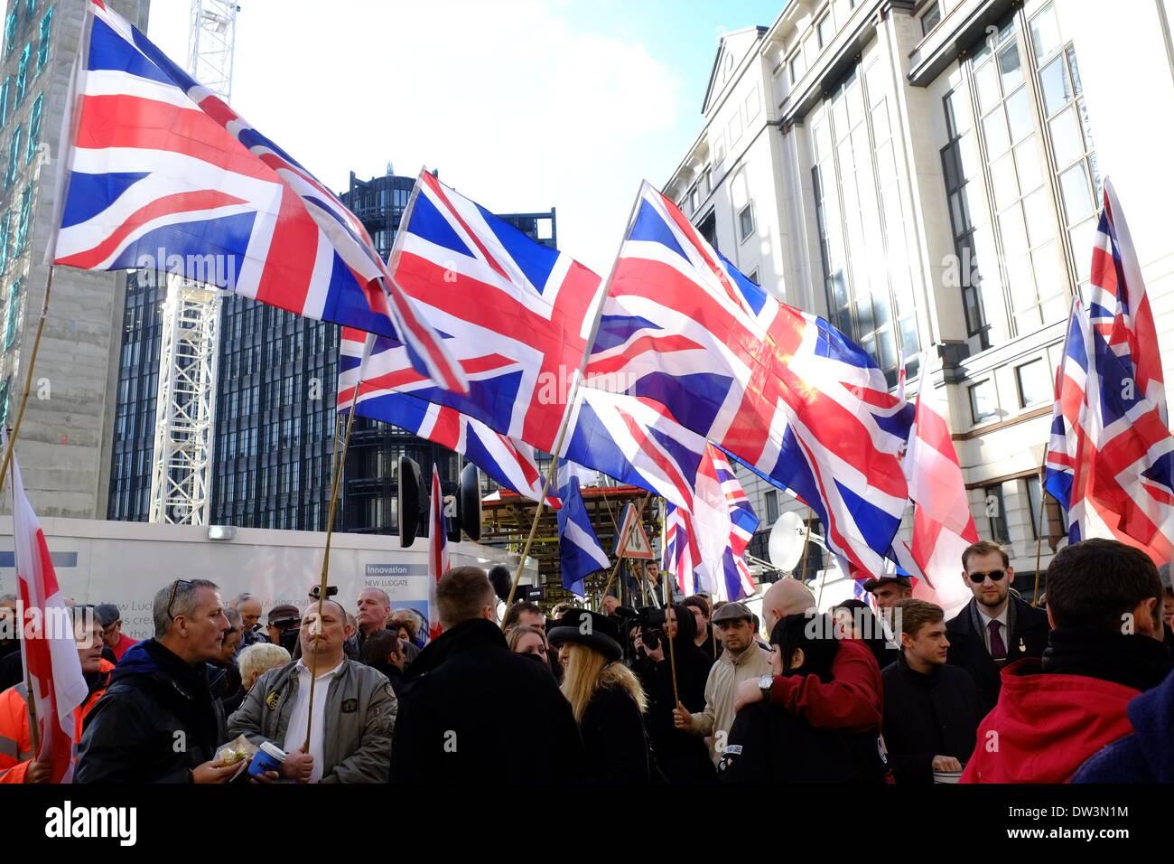 Londres, Royaume-Uni. Feb 26, 2014. La foule à l'extérieur de la Lee Rigby le procès pour meurtre à l'Old Bailey, London, UK. Sur la photo : Drapeaux de l'Union à l'extérieur de l'ancien crédit : Rachel Bailey Megawhat/Alamy Live News Banque D'Images