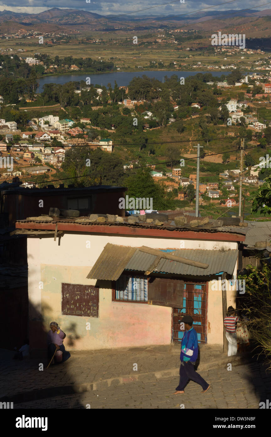 Les sections locales en passant une petite maison sur la colline d'Analamanga, Antananarivo, Madagascar Banque D'Images