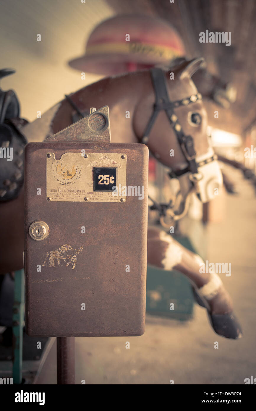 Pour seulement 25 cents l'un peut être un cowboy pendant cinq minutes. Fufilled fantaisie bon marché. Libre d'une fente de pièce sur une petite tour de poney. Banque D'Images