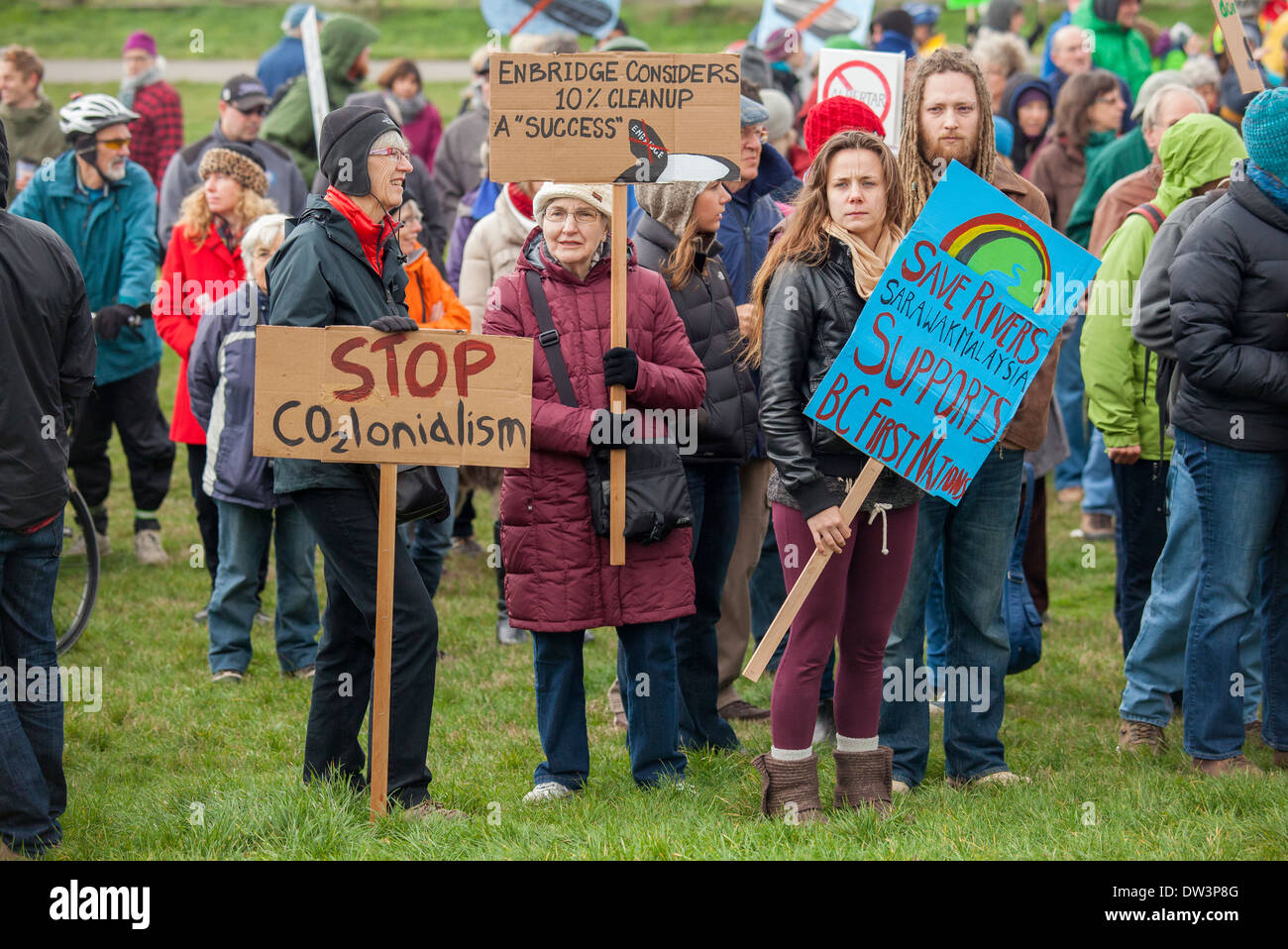 Les signes et de l'oléoduc des manifestants lors de rallye-Victoria, British Columbia, Canada. Banque D'Images