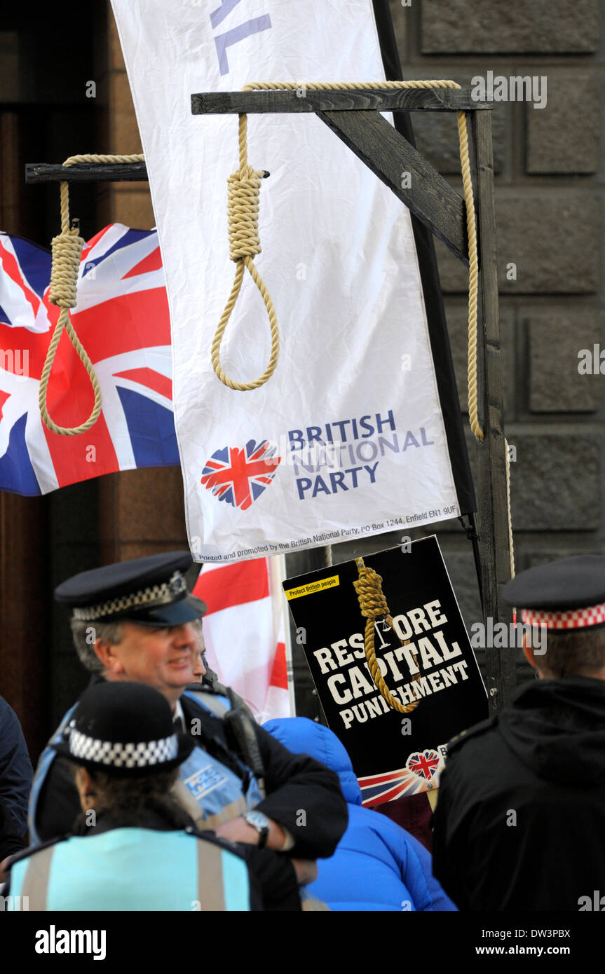 Londres, Royaume-Uni. Feb 26, 2014. Lee Rigby le procès pour meurtre de la peine à l'Old Bailey. Les groupes de droite faisant campagne pour la réintroduction de la peine de mort - BNP drapeau et une corde de potence Banque D'Images