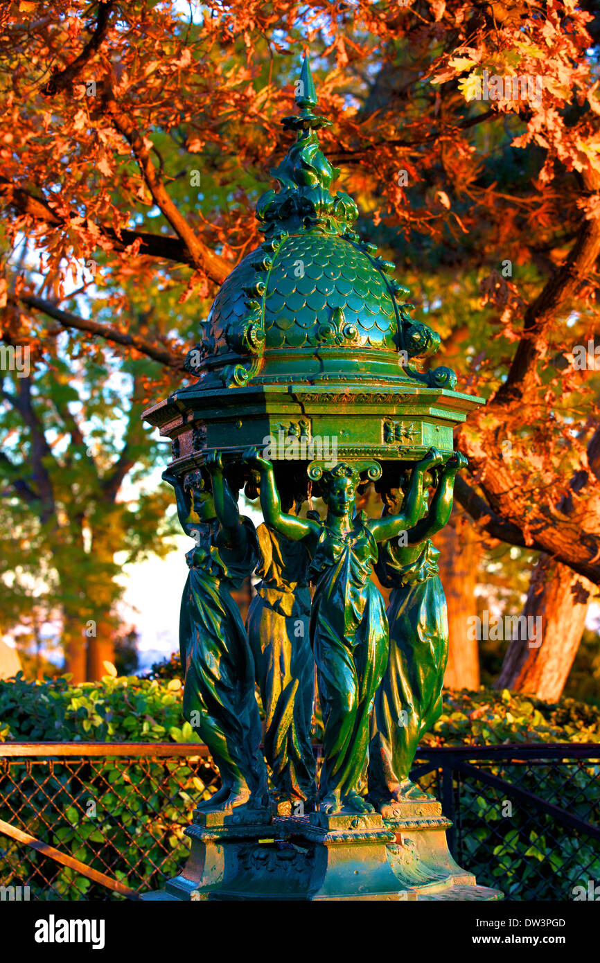Fontaine à eau Montmartre, Paris, France, l'Europe de l'Ouest. Banque D'Images