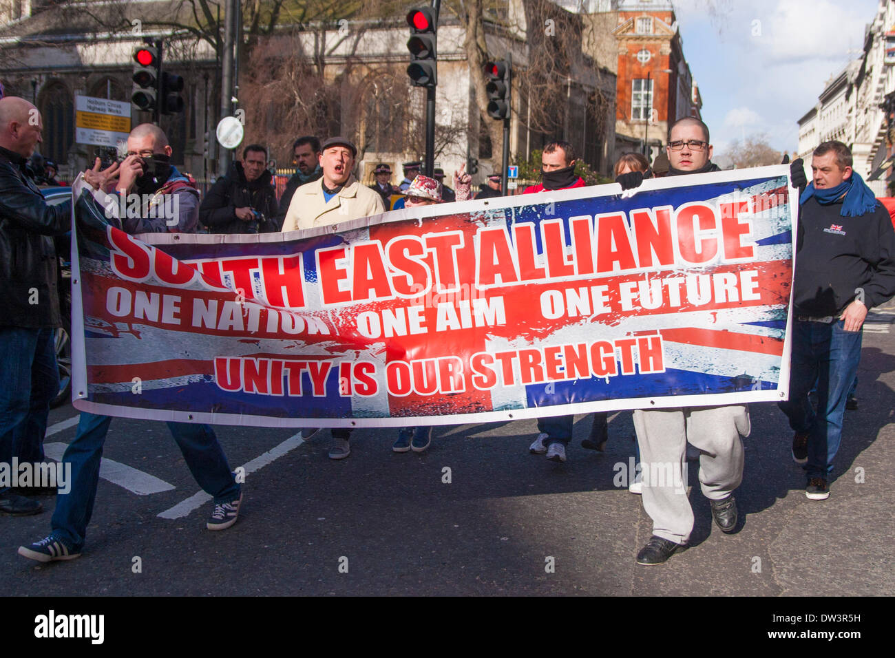 L'Old Bailey, London Le 26 février 2014. Un petit groupo de l'Alliance du Sud est arrive en tant que membres de plusieurs groupes nationalistes de droite se sont réunis à l'Old Bailey avant la condamnation de Michael Adebolajo et Michael Adebowale qui a tué un soldat britannique le batteur Lee Rigby à Woolwich en mai 2013. Crédit : Paul Davey/Alamy Live News Banque D'Images